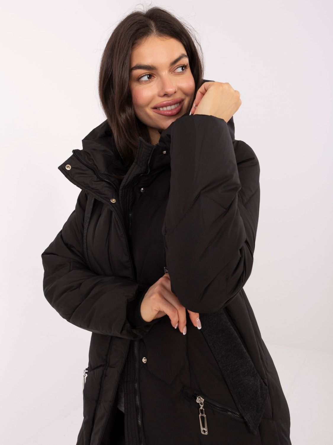 Długi czarny pikowany płaszcz z kapturem