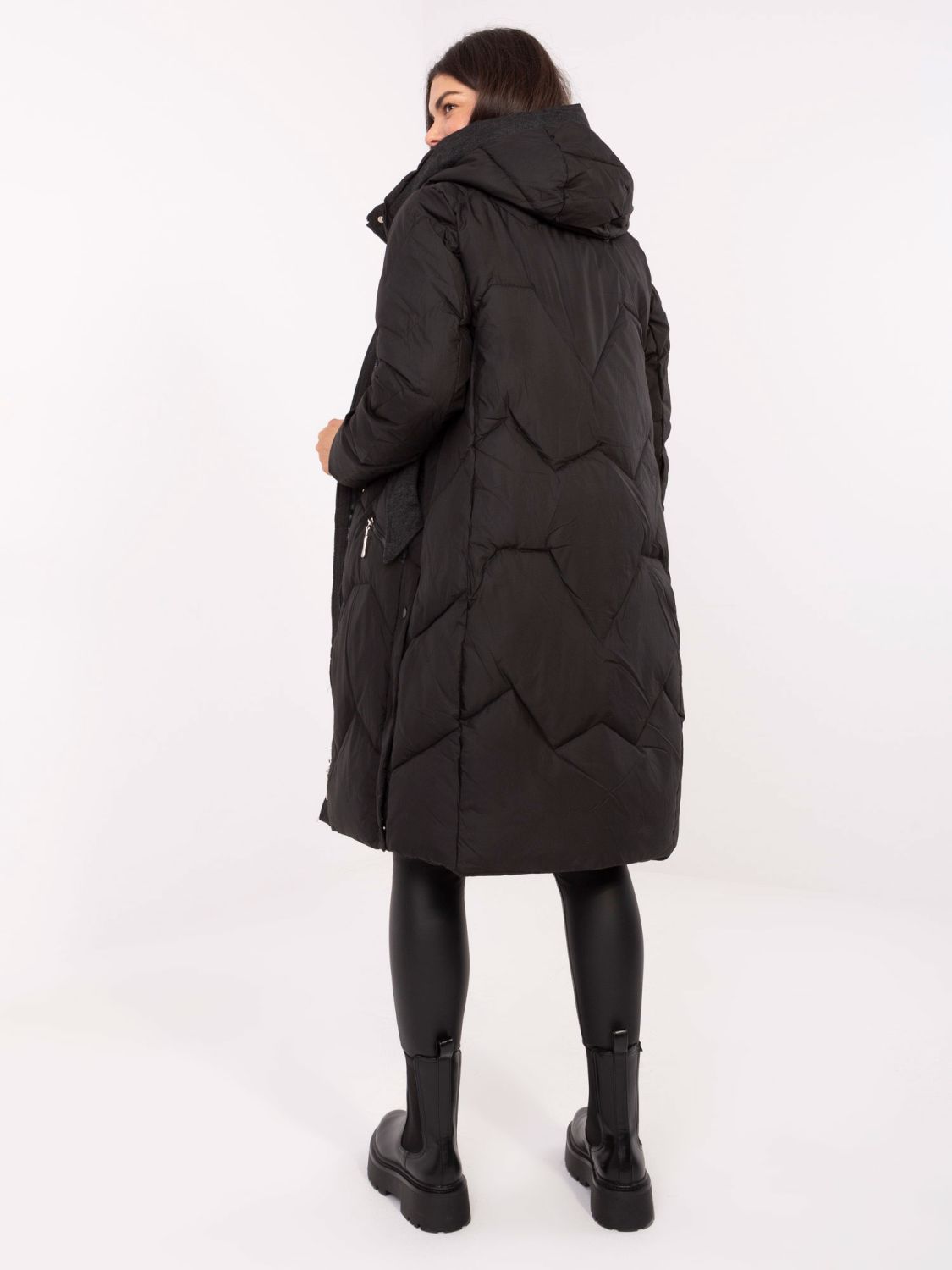 Długi czarny pikowany płaszcz z kapturem