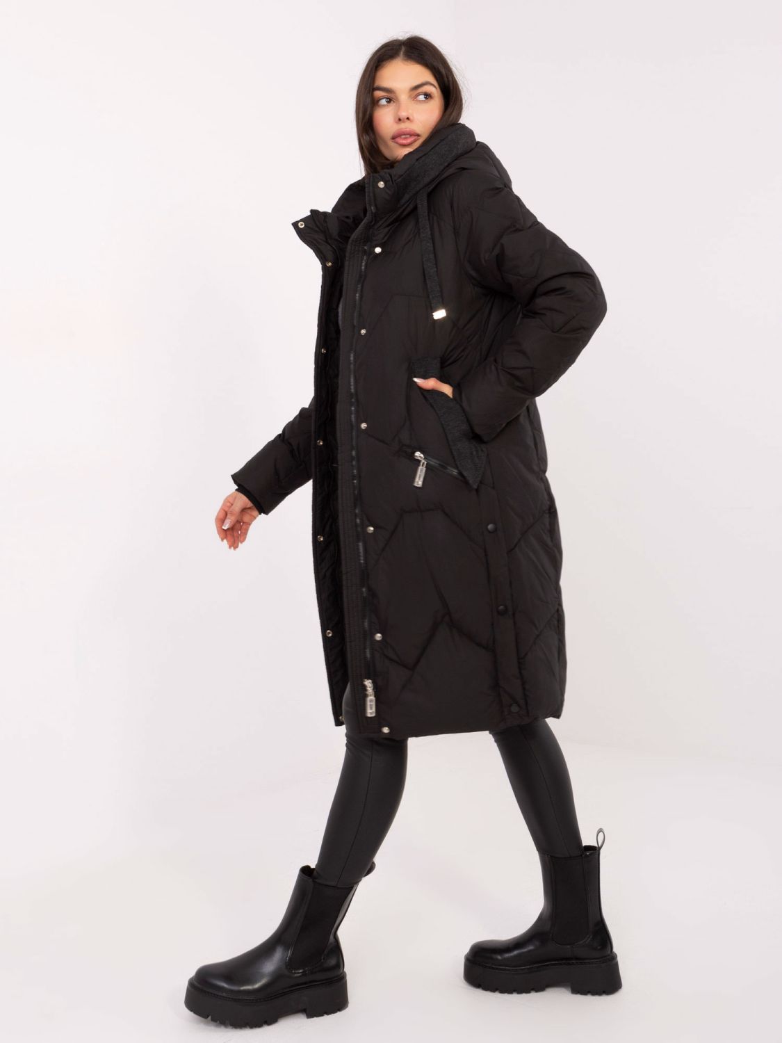 Długi czarny pikowany płaszcz z kapturem