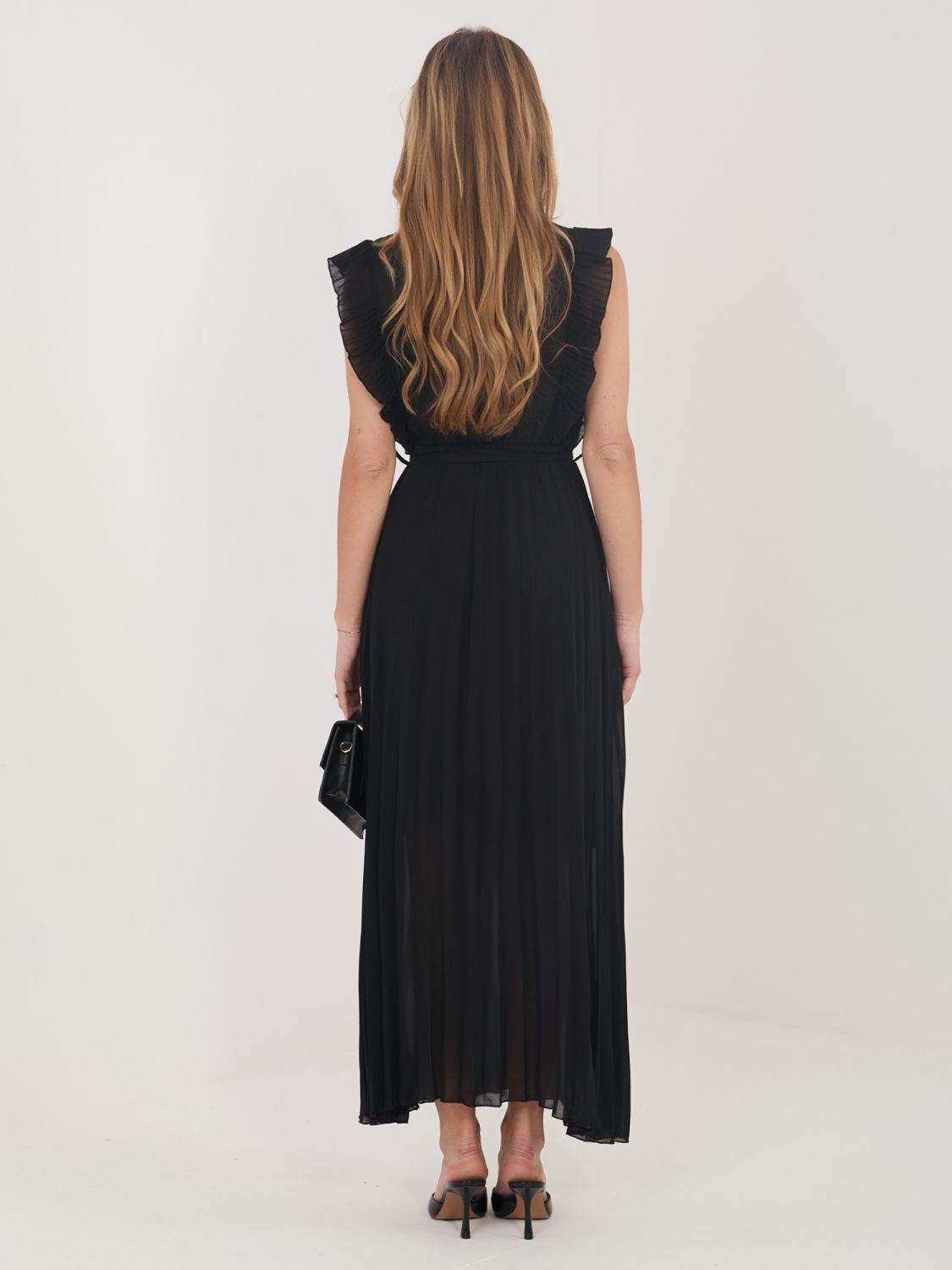 Czarna rozkloszowana sukienka midi z paskiem