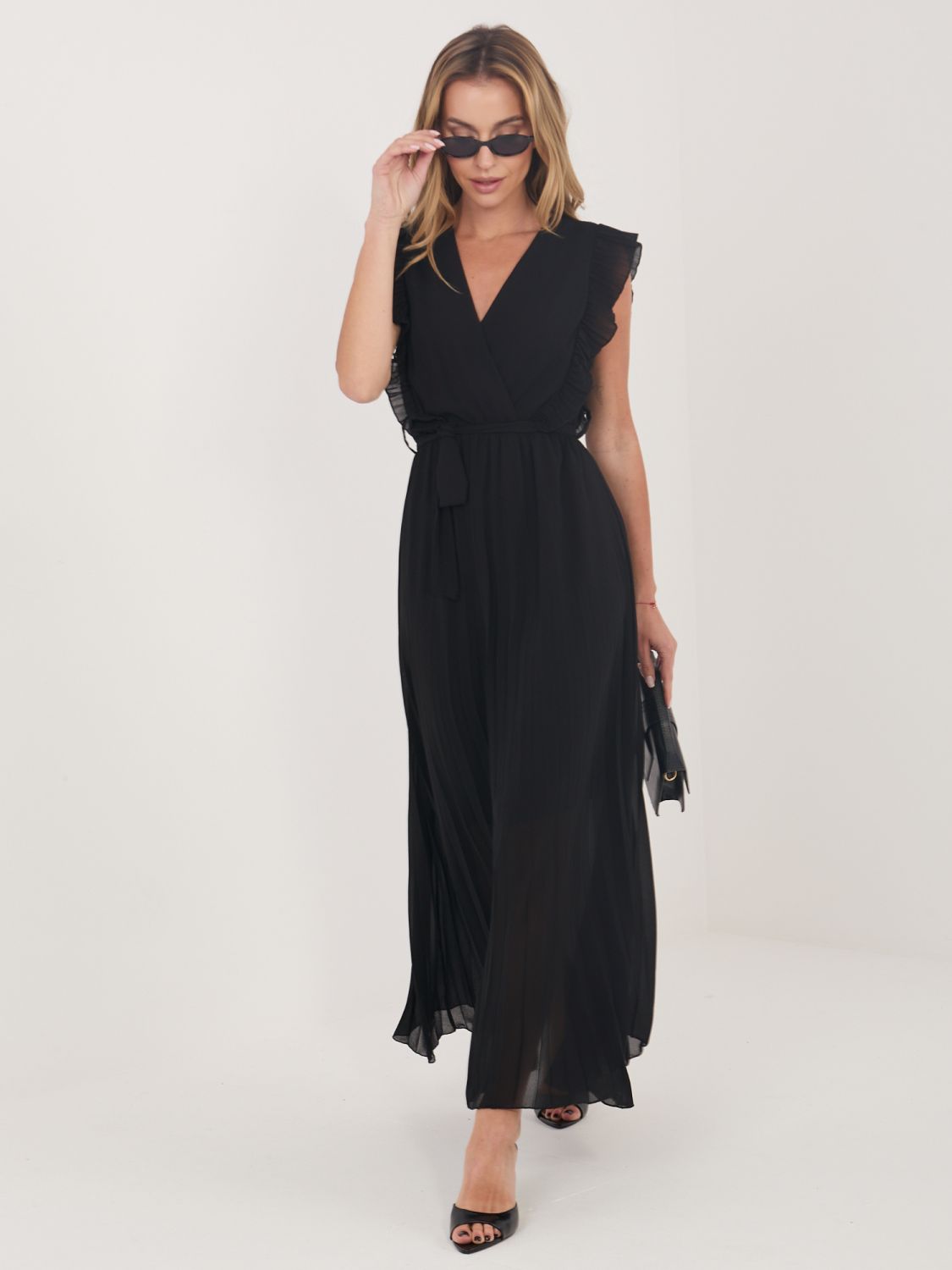 Czarna rozkloszowana sukienka midi z paskiem