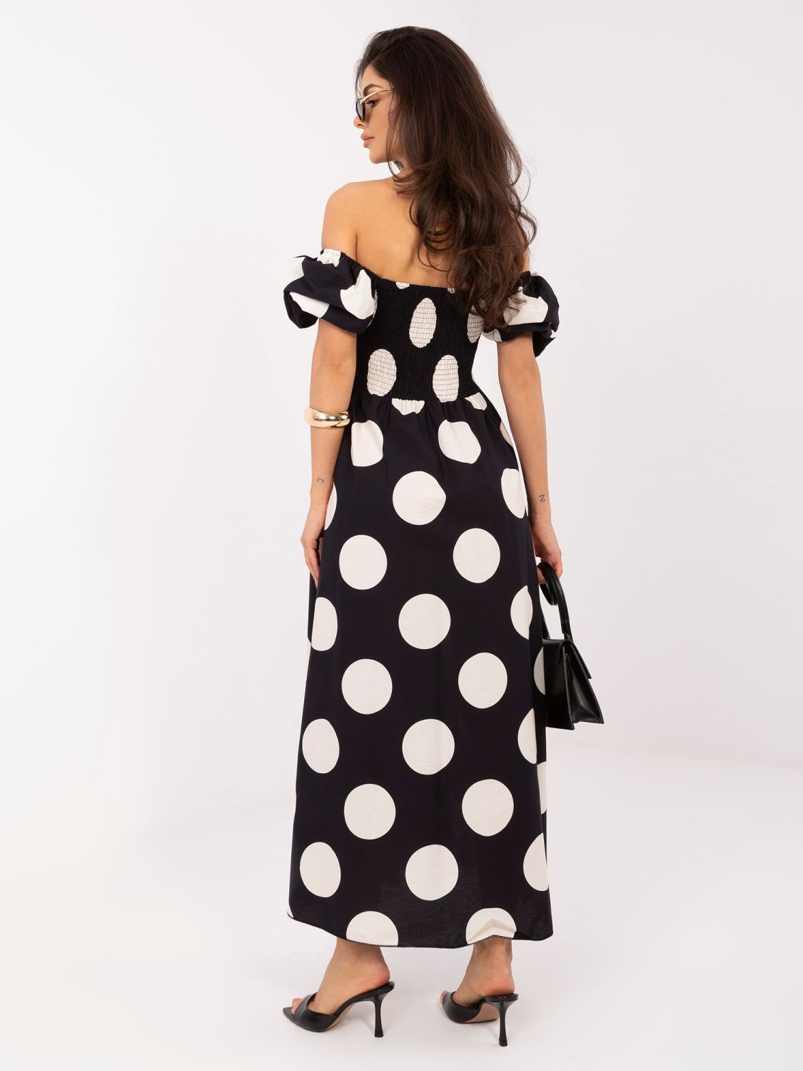 Czarna sukienka maxi w grochy z hiszpańskim dekoltem