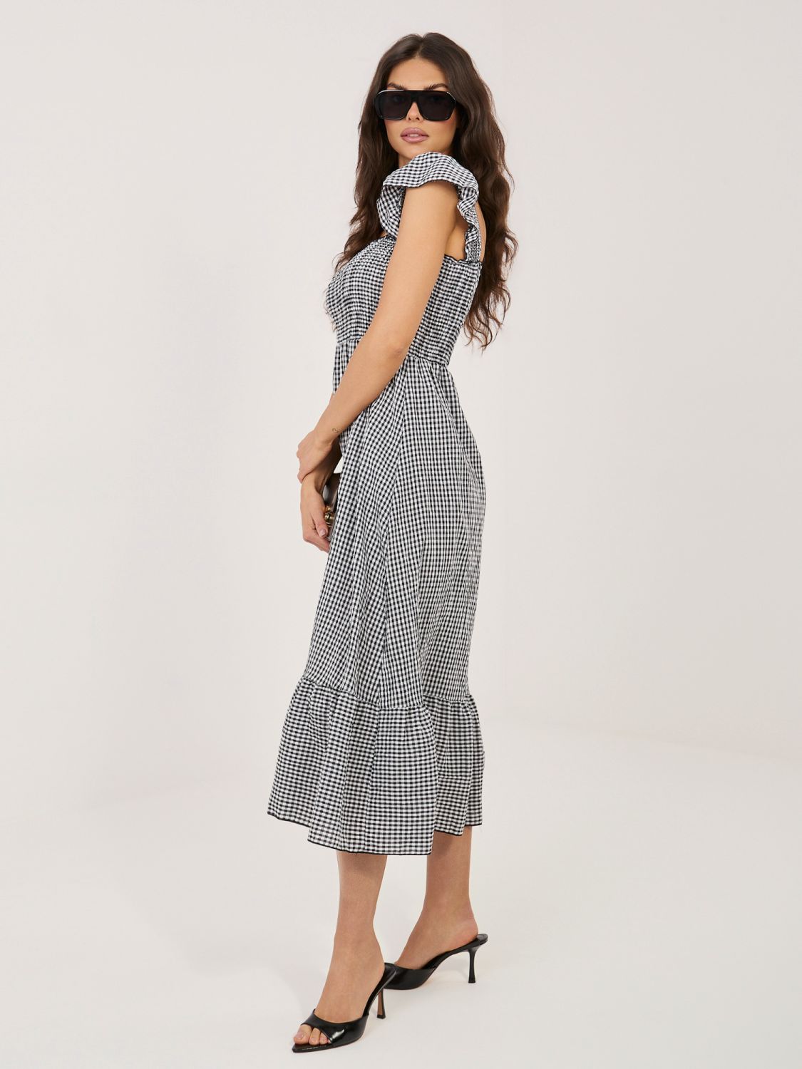 Czarna sukienka midi z falbaną i kratką