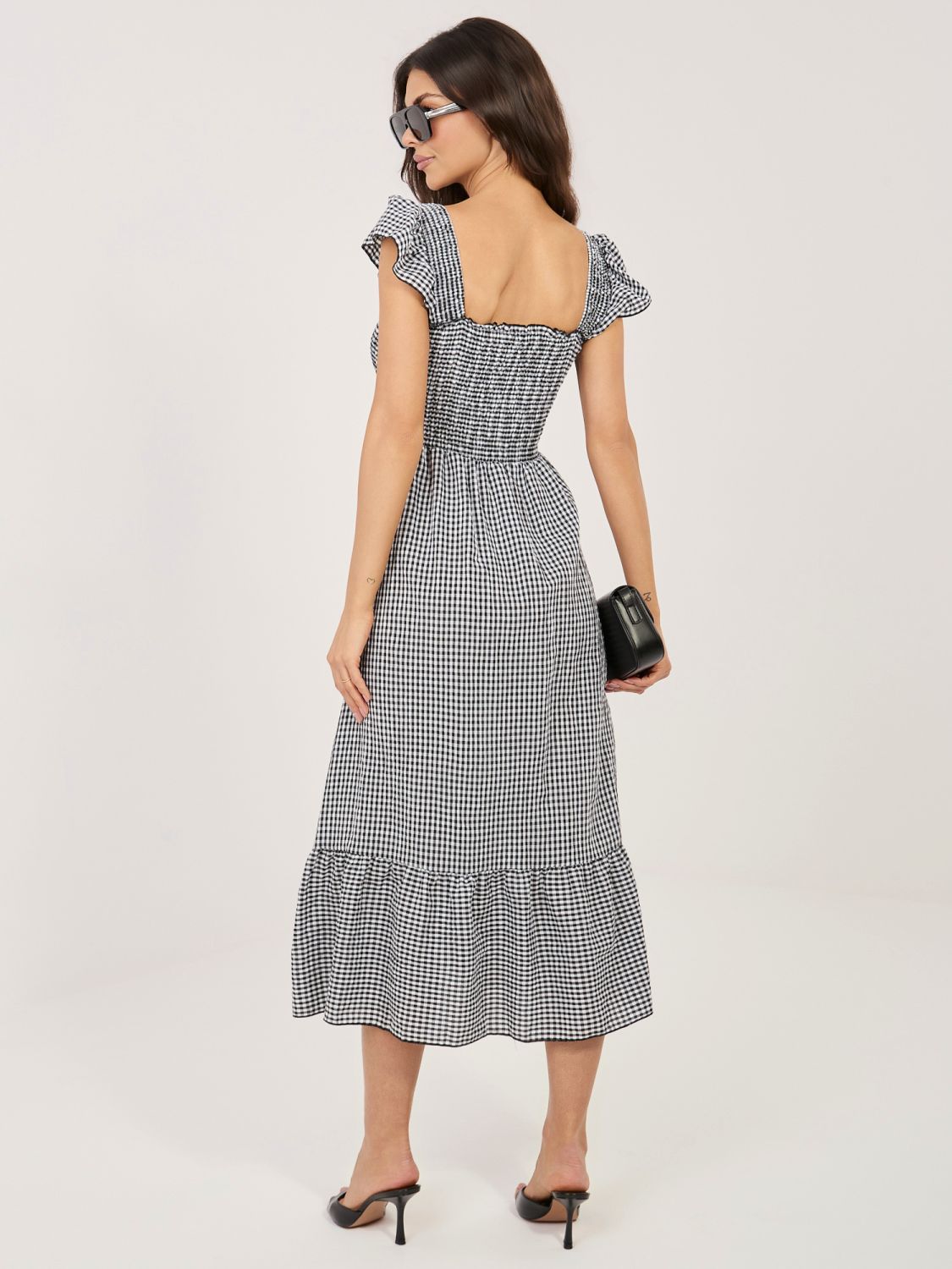 Czarna sukienka midi z falbaną i kratką