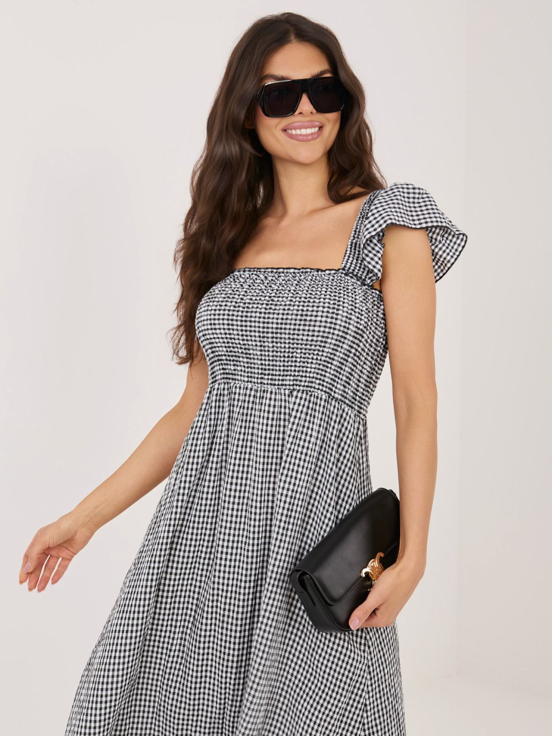 Czarna sukienka midi z falbaną i kratką