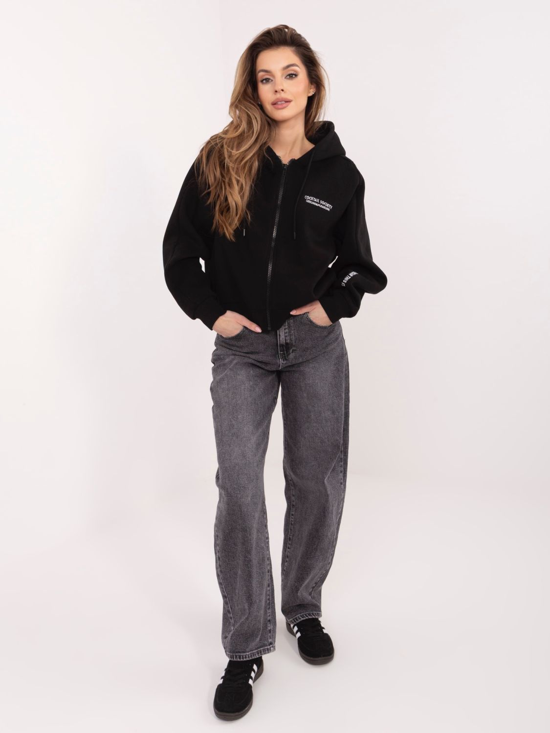 Czarna krótka bluza z kapturem i suwakiem