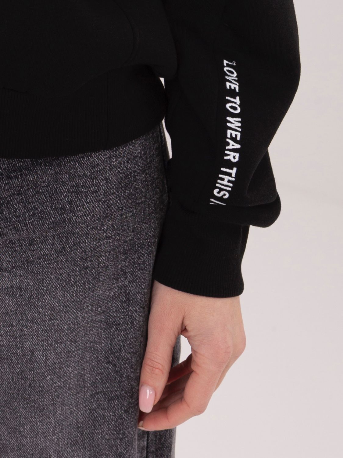 Czarna krótka bluza z kapturem i suwakiem