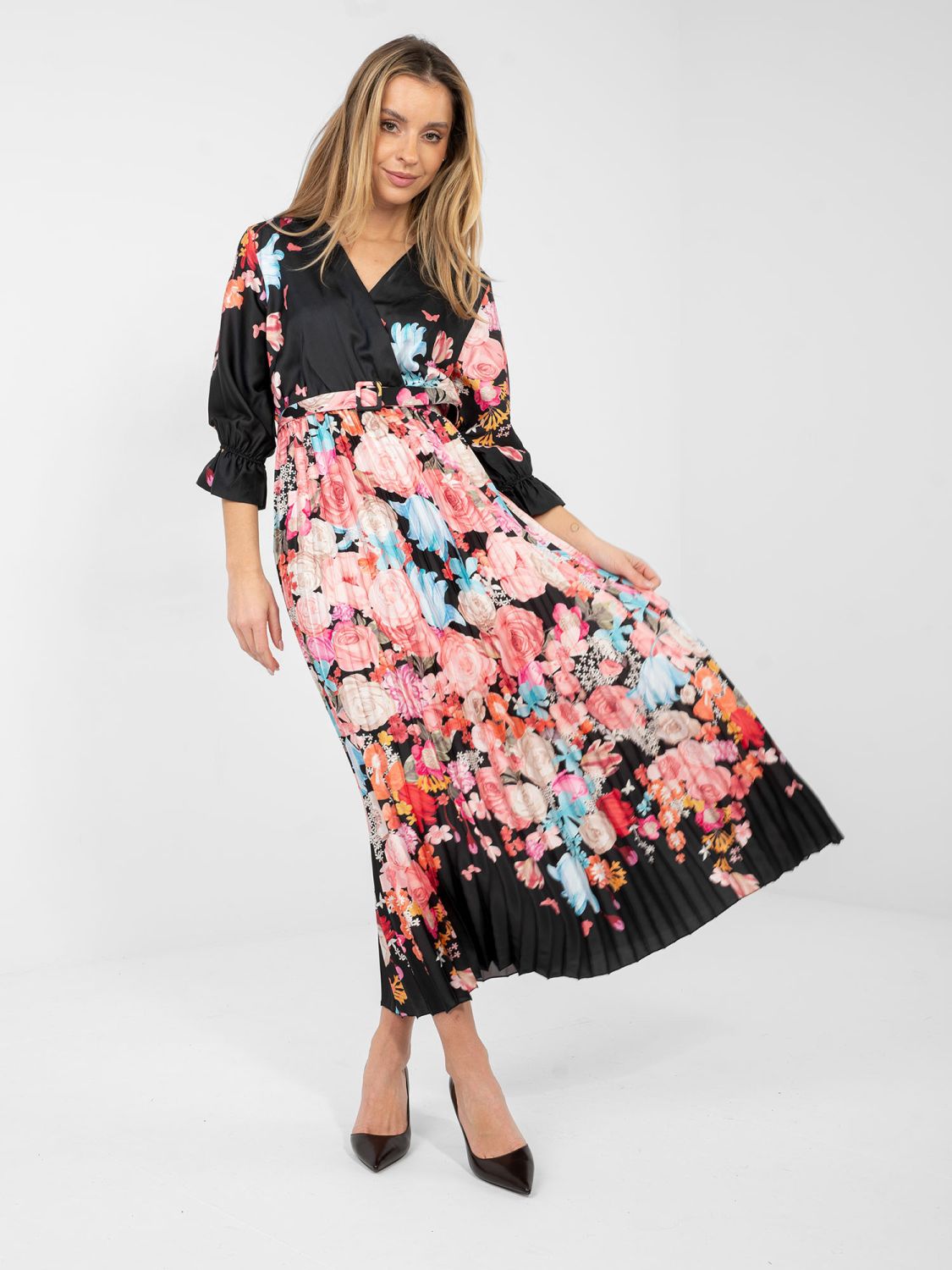 Czarna sukienka maxi w kwiaty z paskiem