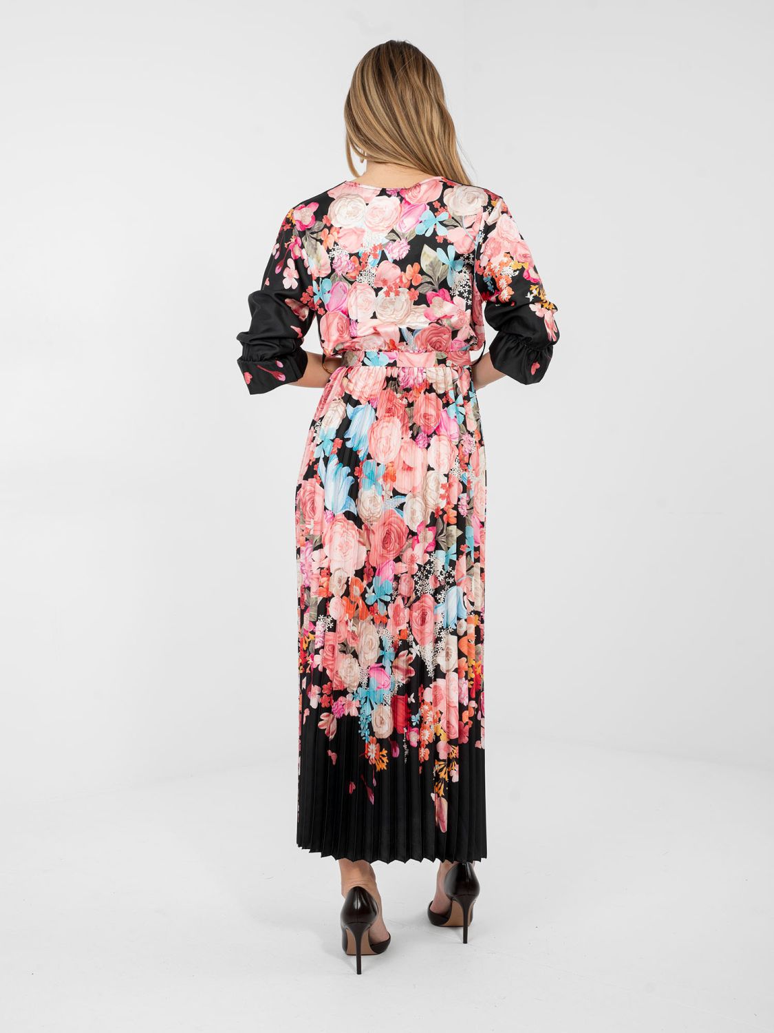 Czarna sukienka maxi w kwiaty z paskiem