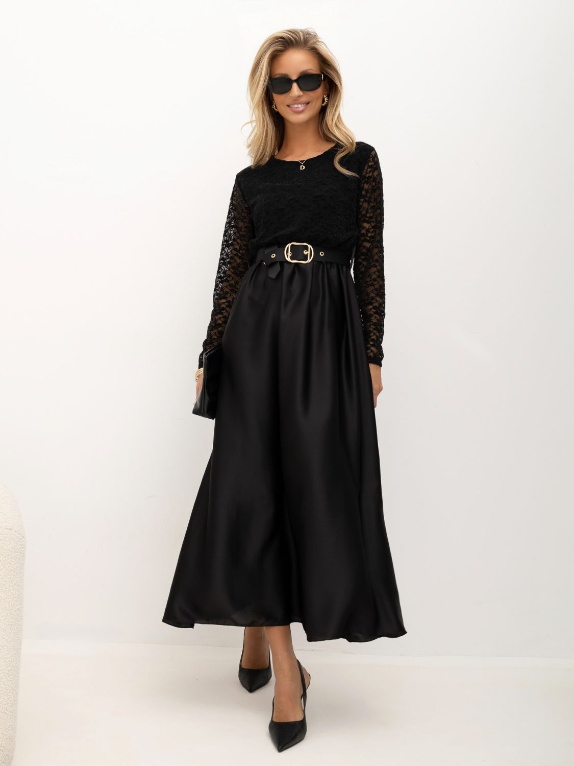 Elegancka czarna sukienka maxi z koronką i paskiem