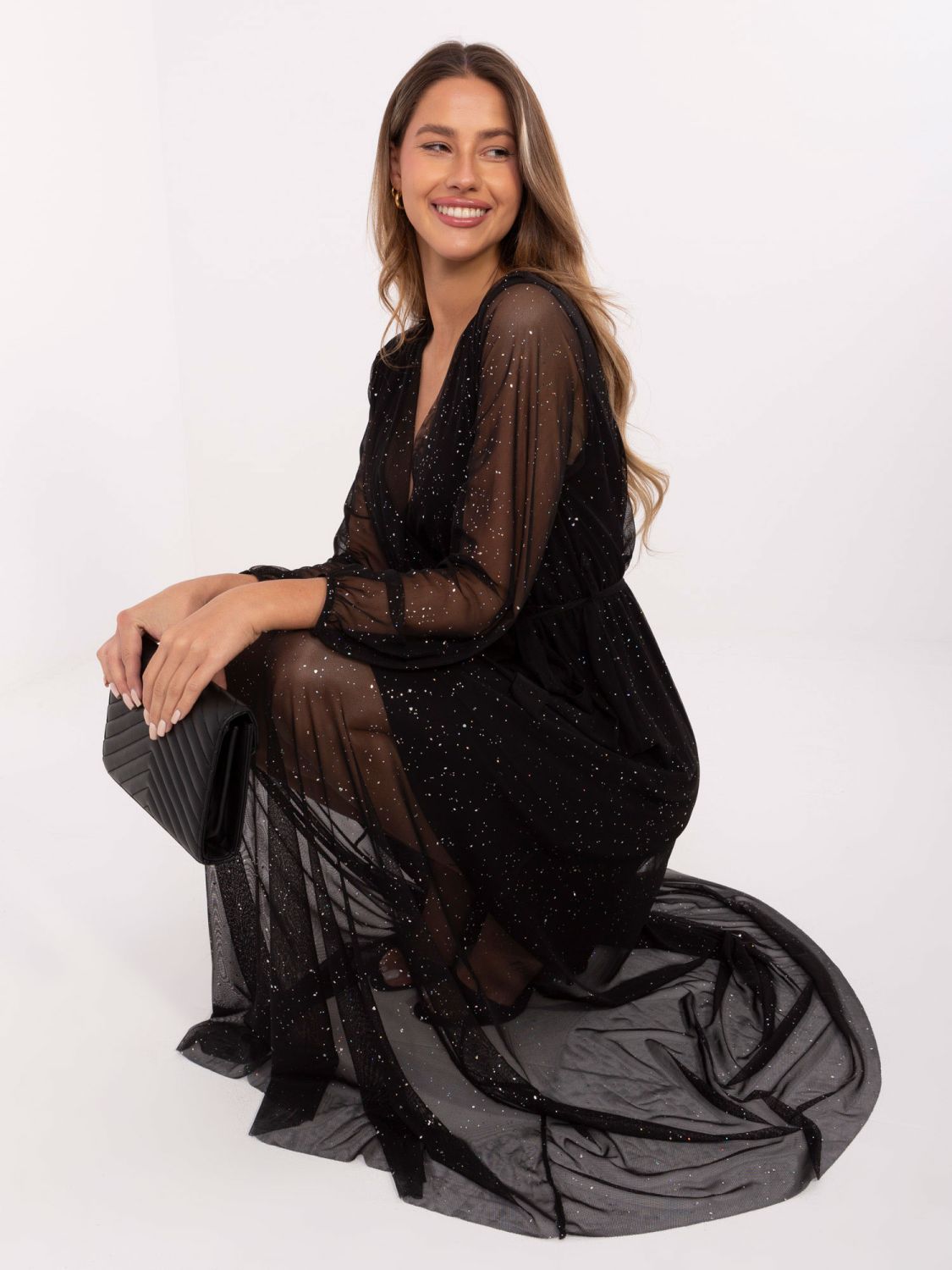 Czarna maxi sukienka z paskiem i aplikacją