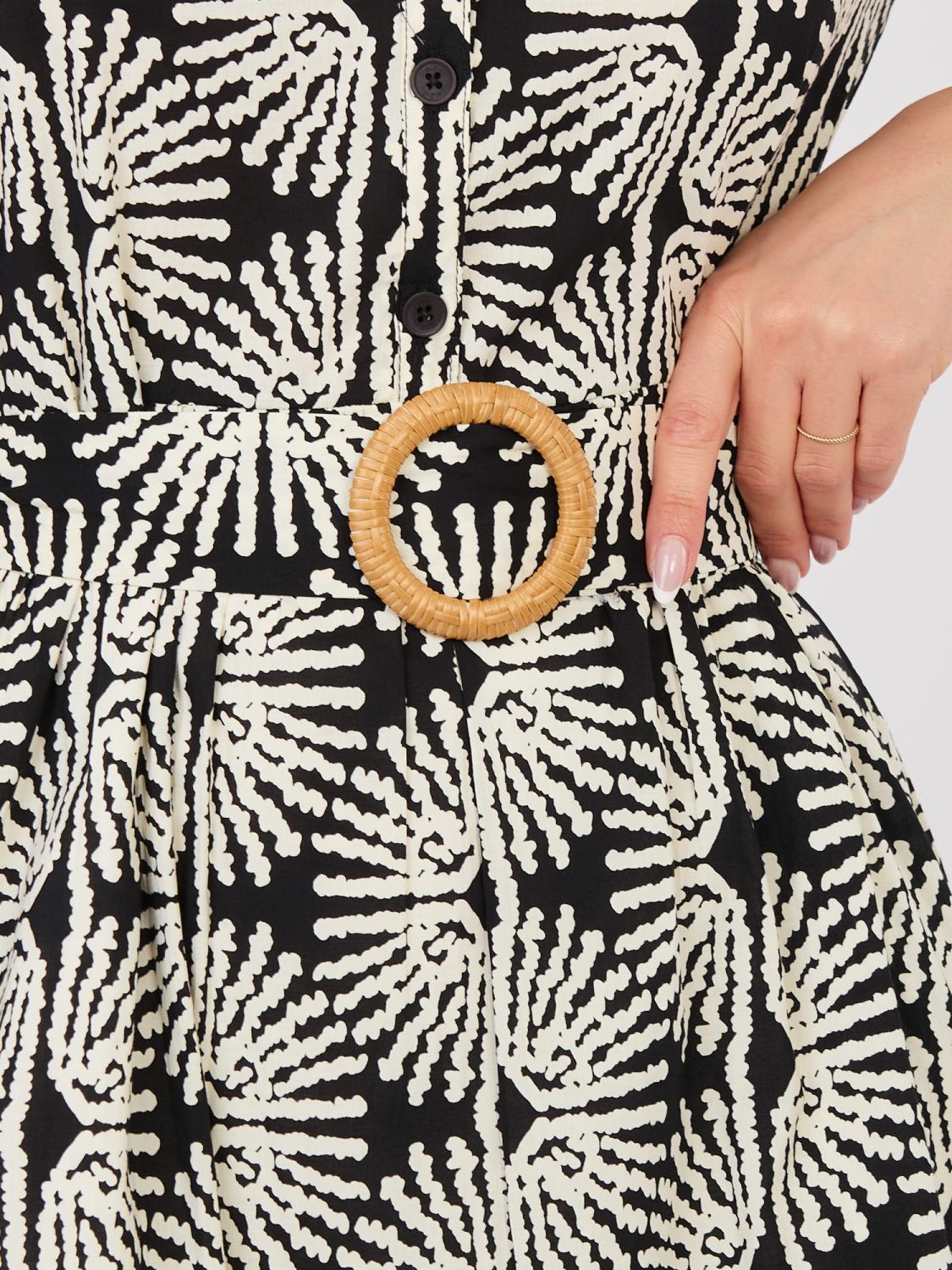 Czarna sukienka z paskiem i falbaną