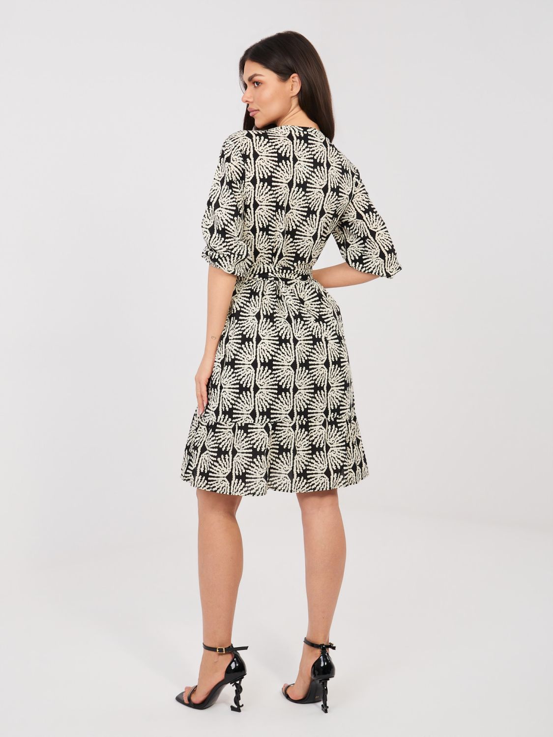 Czarna sukienka z paskiem i falbaną