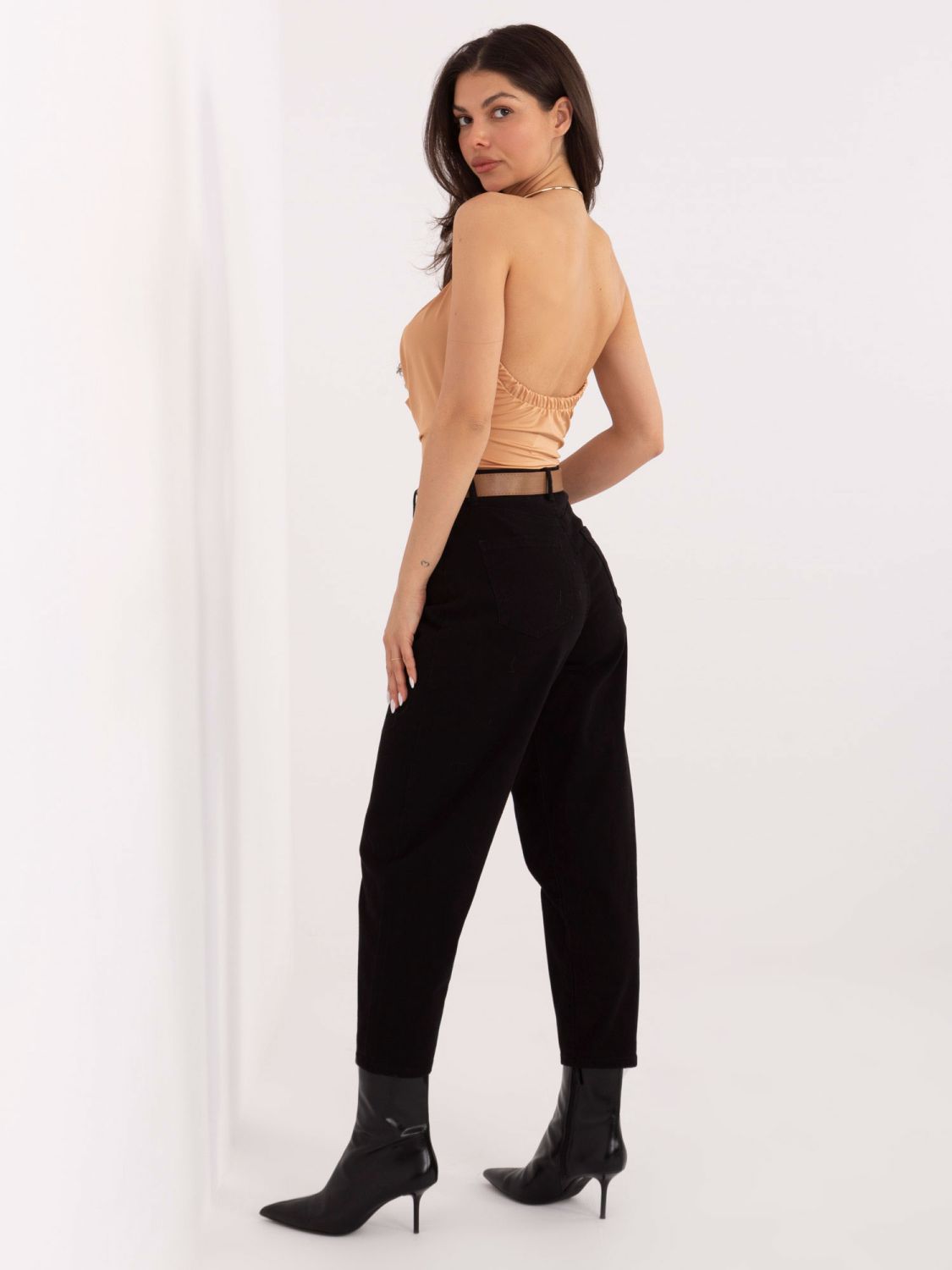 Czarne mom jeans z paskiem