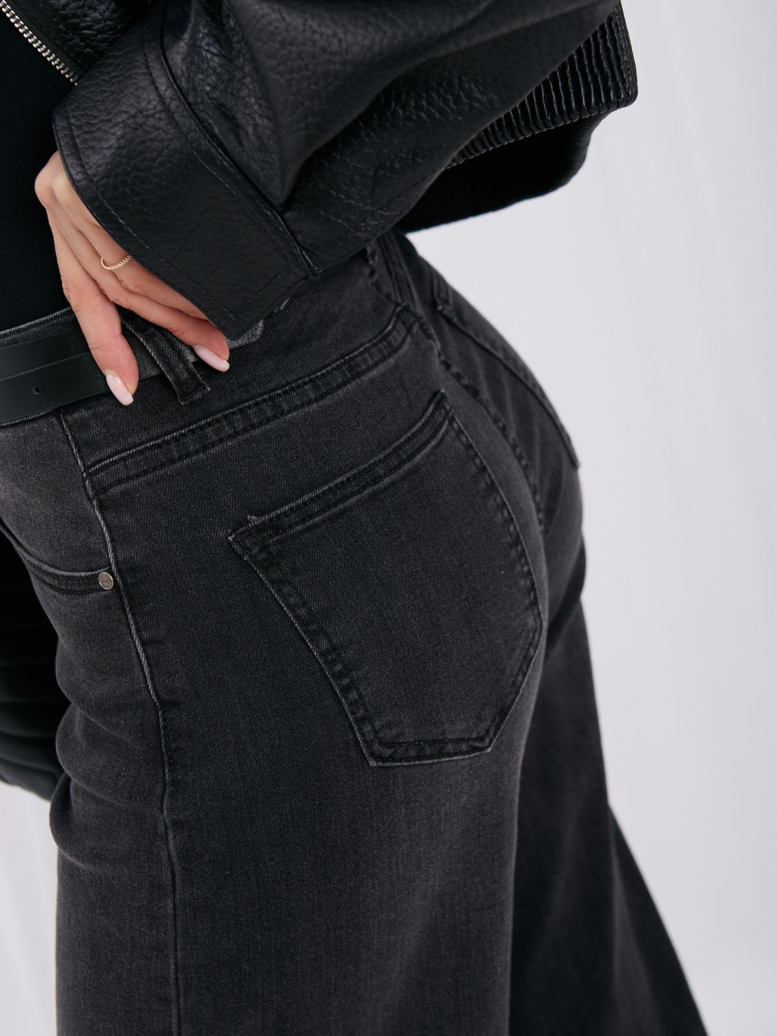 Czarne mom jeans z wysokim stanem