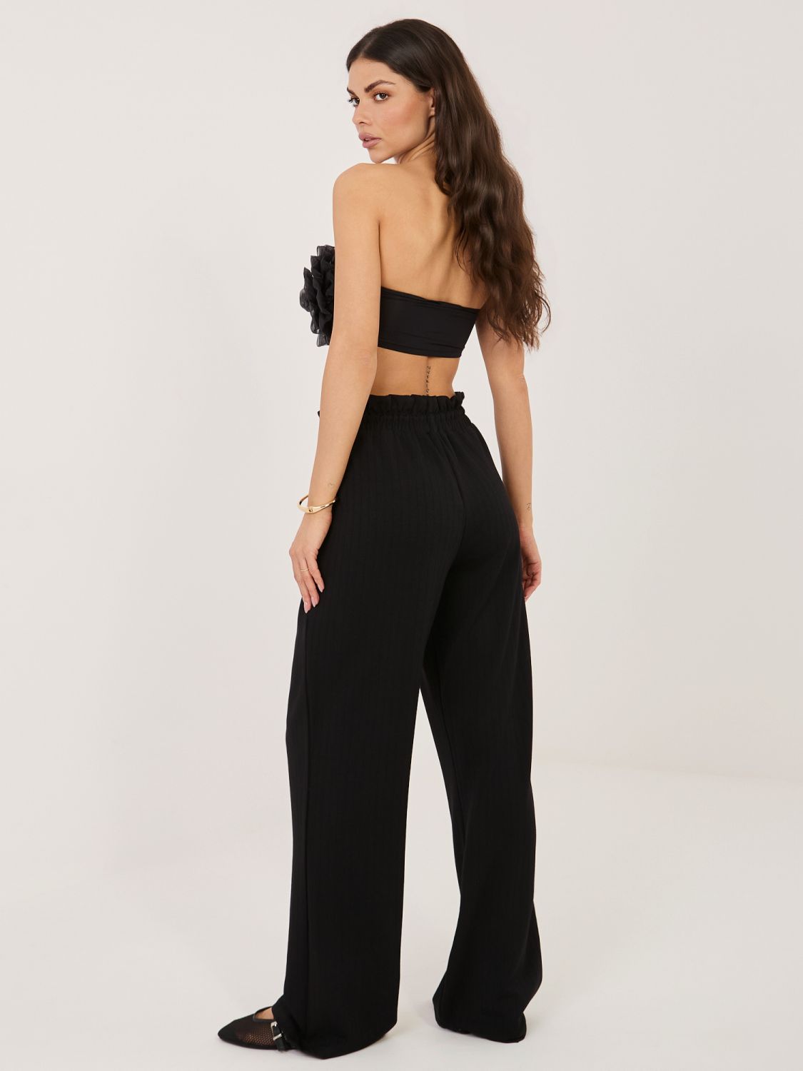 Czarne spodnie dresowe z paskami i wysokim stanem