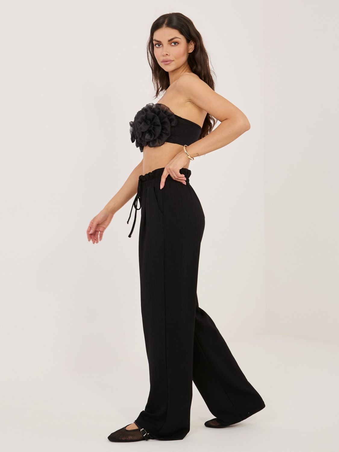 Czarne spodnie dresowe z paskami i wysokim stanem