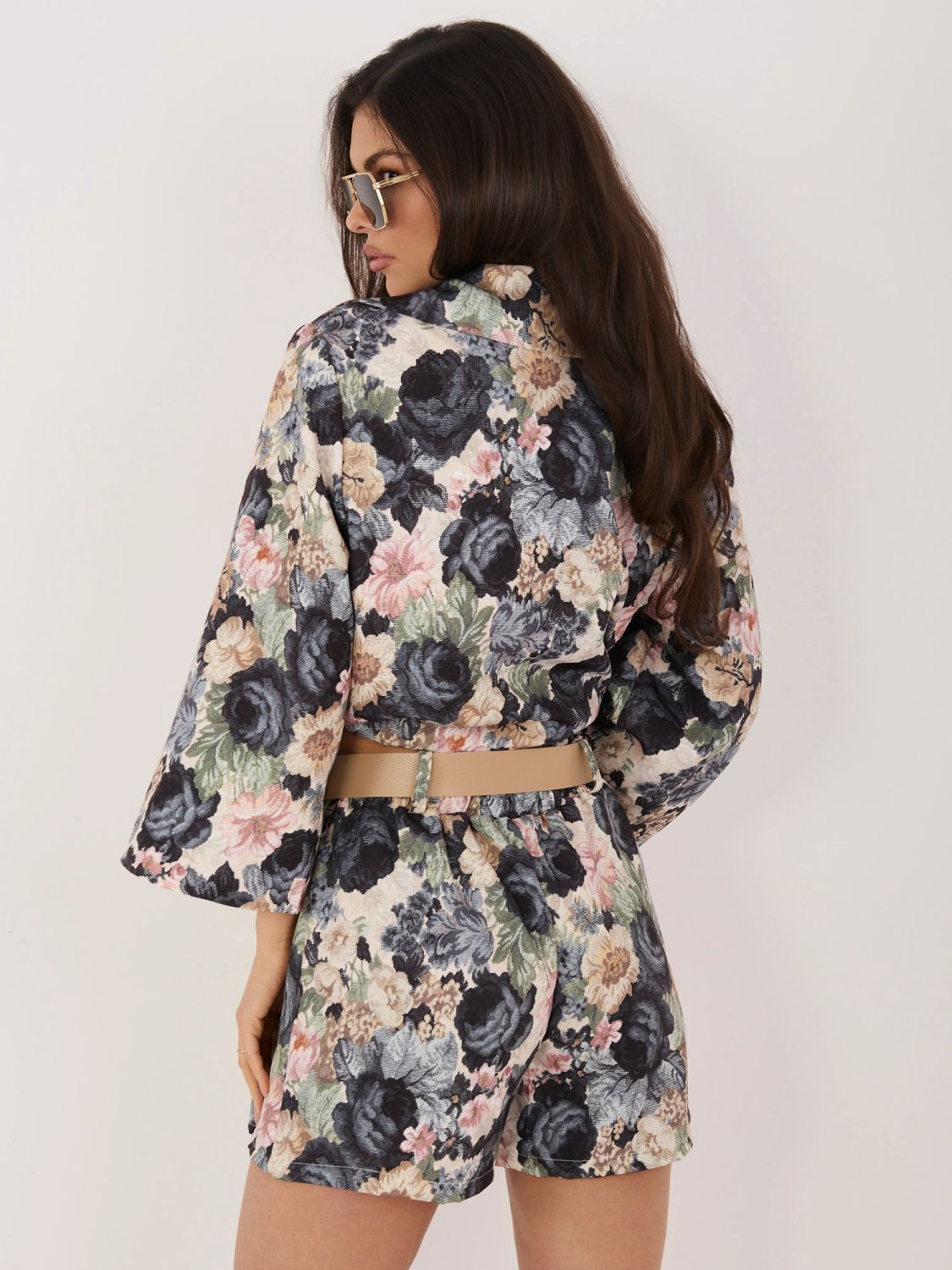 Czarne szorty w kwiaty z szerokimi nogawkami i paskiem