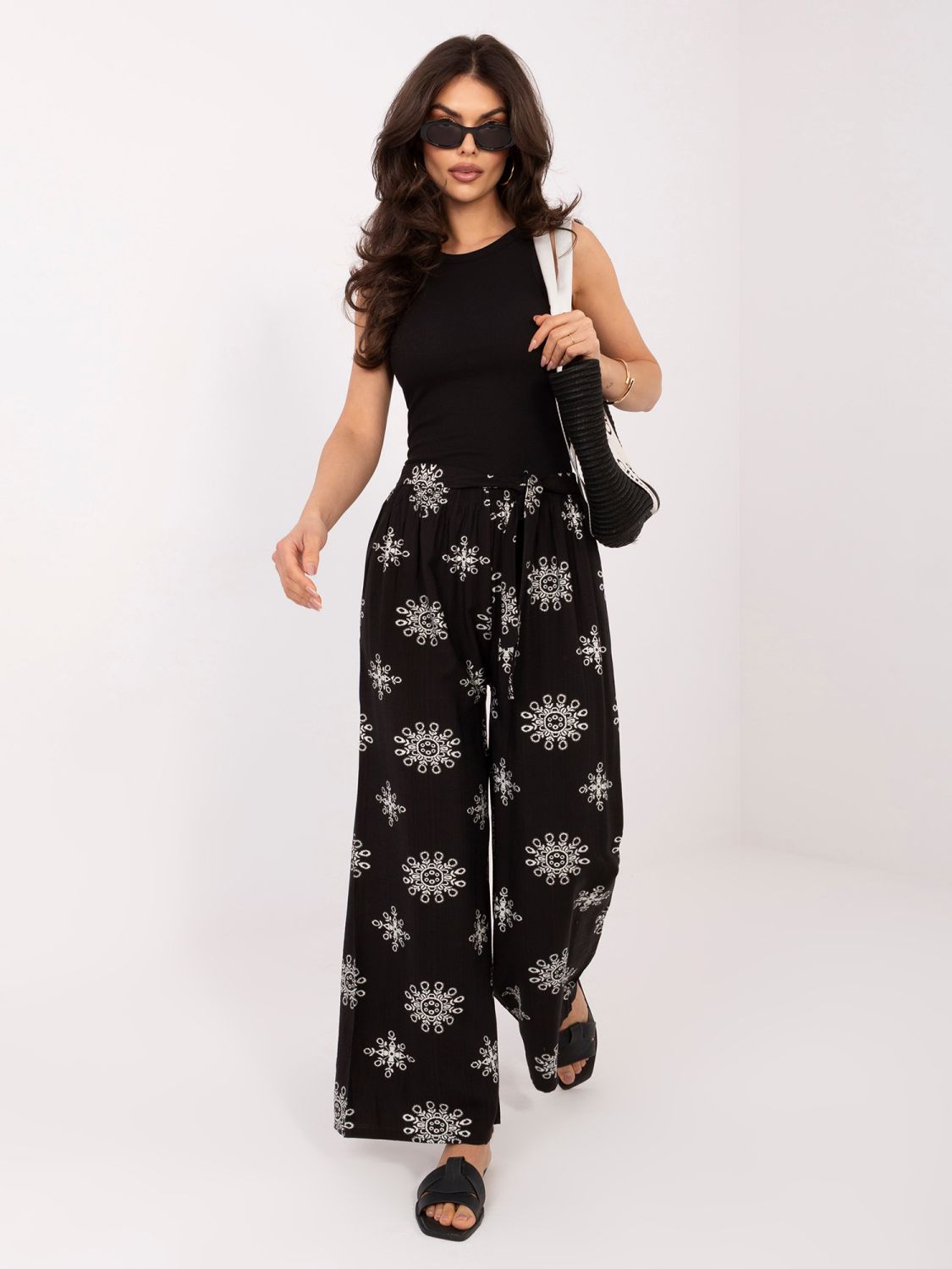 Czarne spodnie palazzo z paskiem i nadrukiem