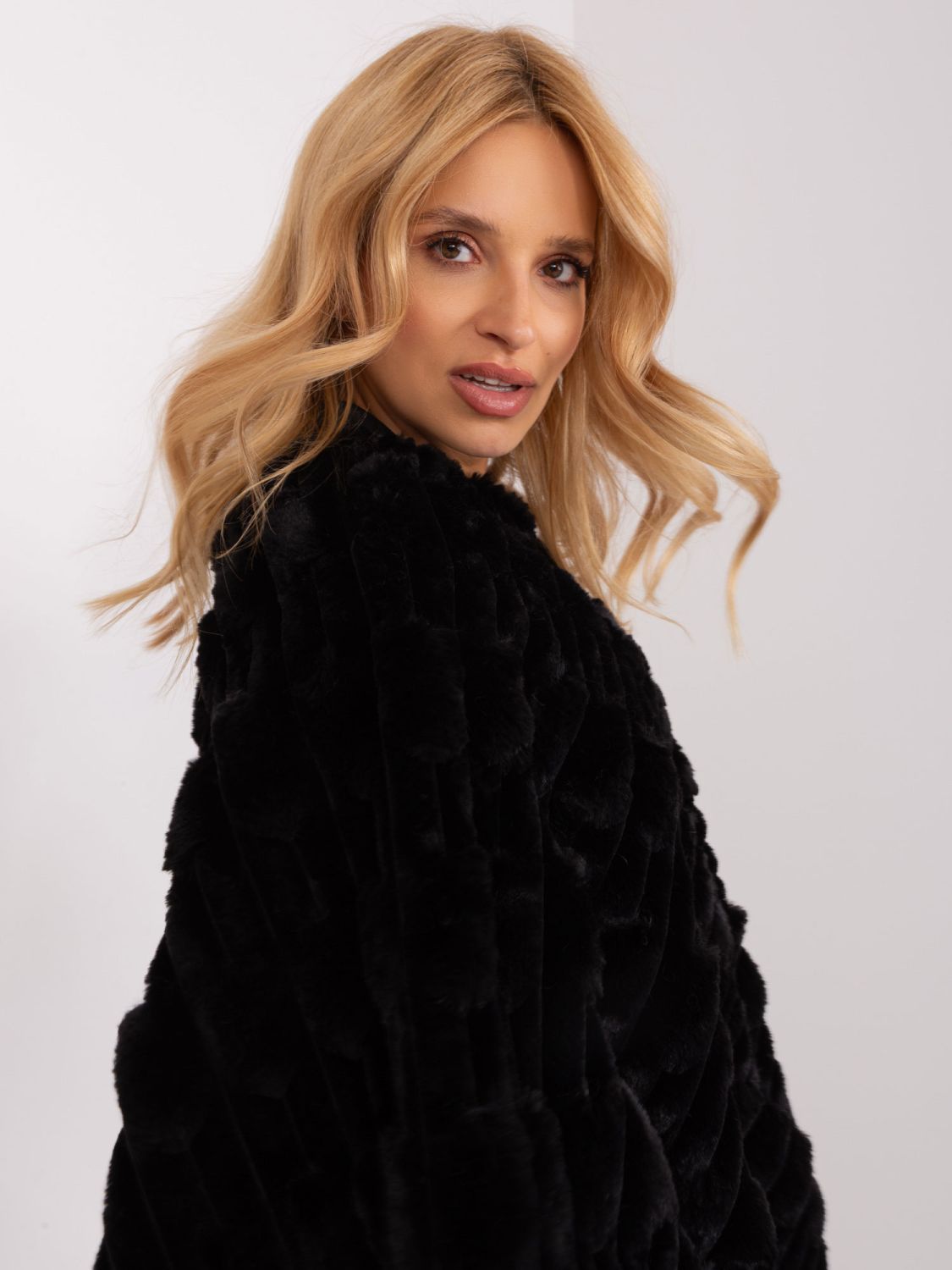 Czarne ponczo z podszewką i krótkim rękawem