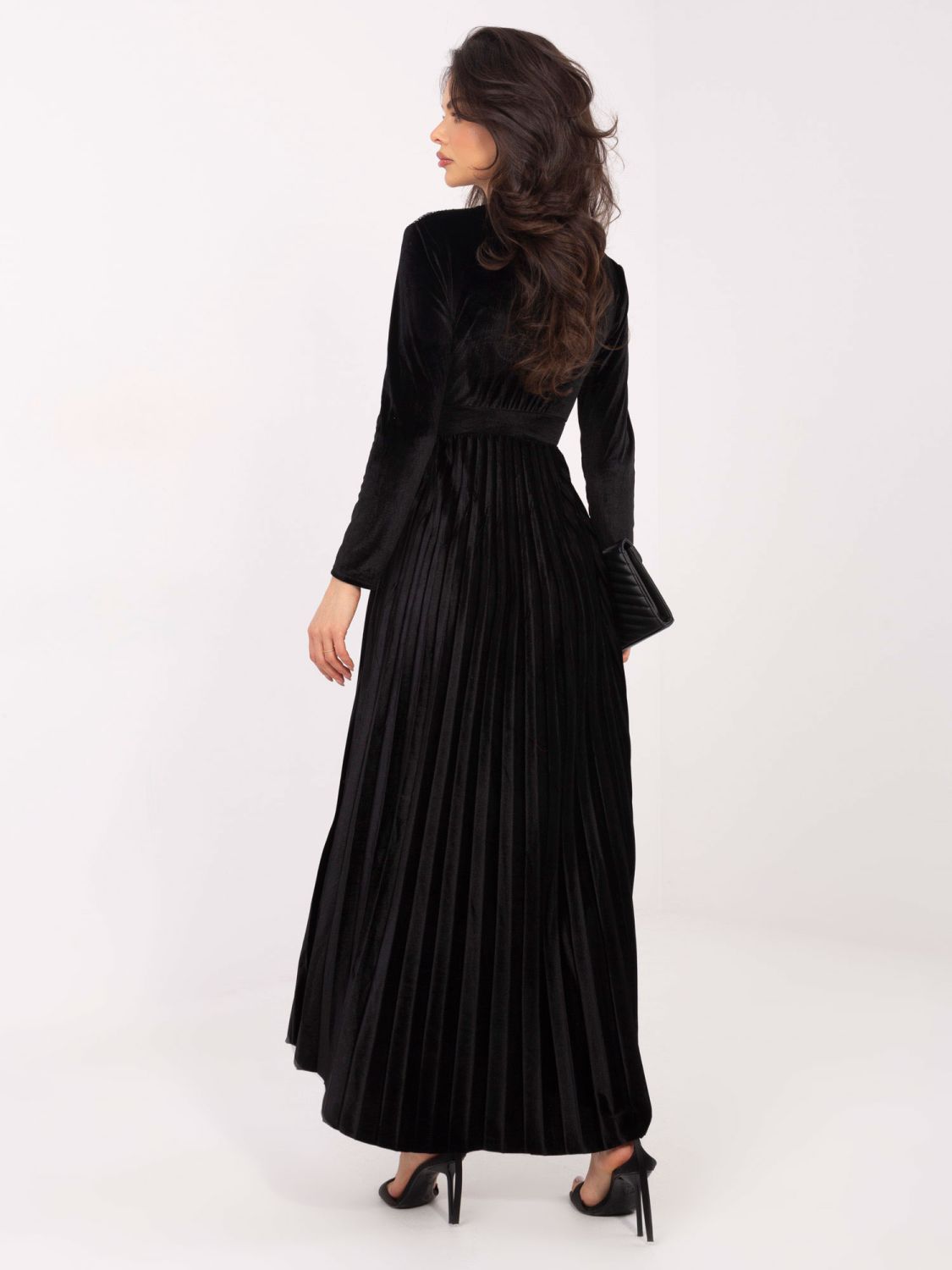 Czarna maxi sukienka z paskiem i cekinami