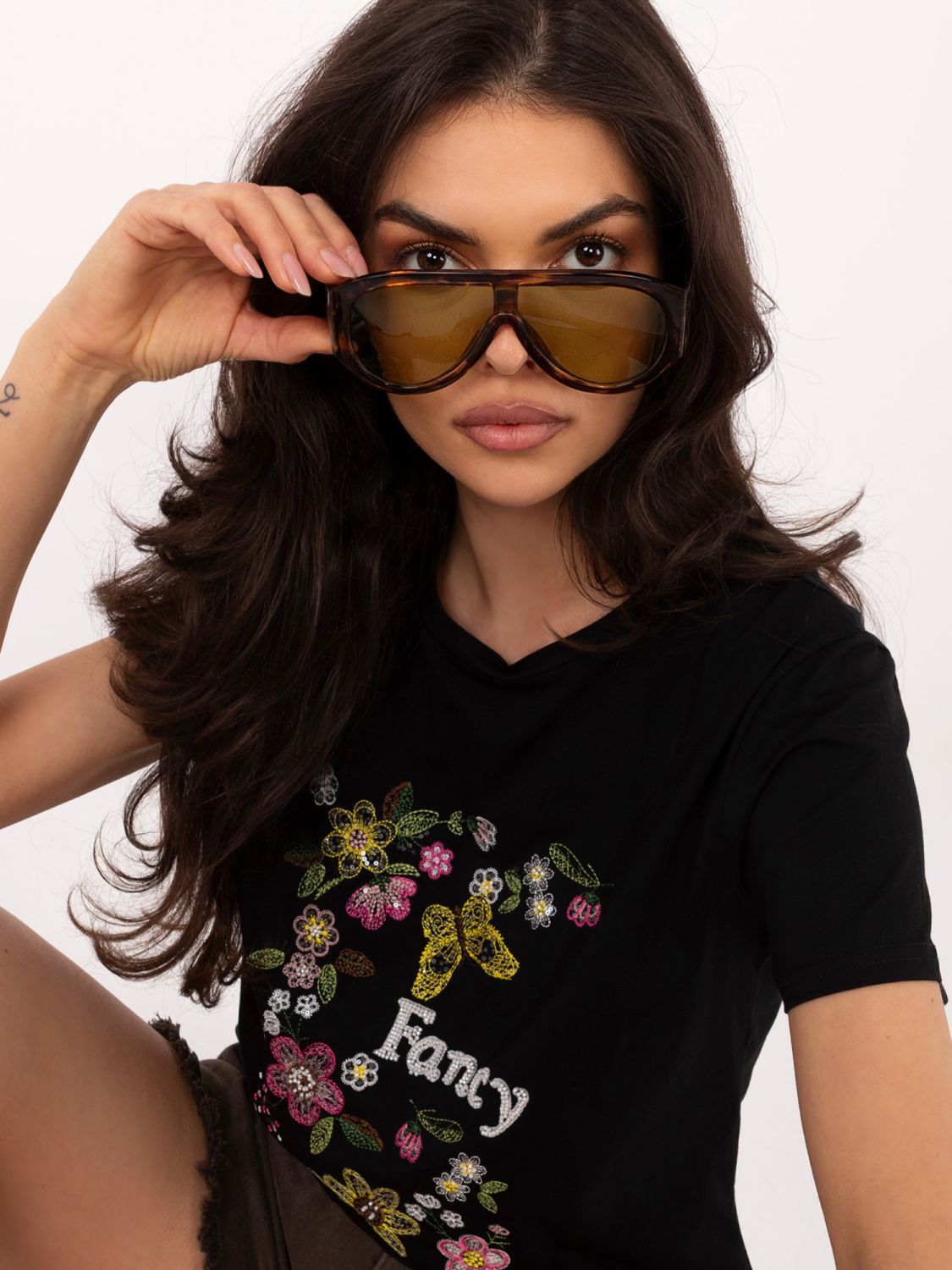 Czarny t-shirt z aplikacją i haftem