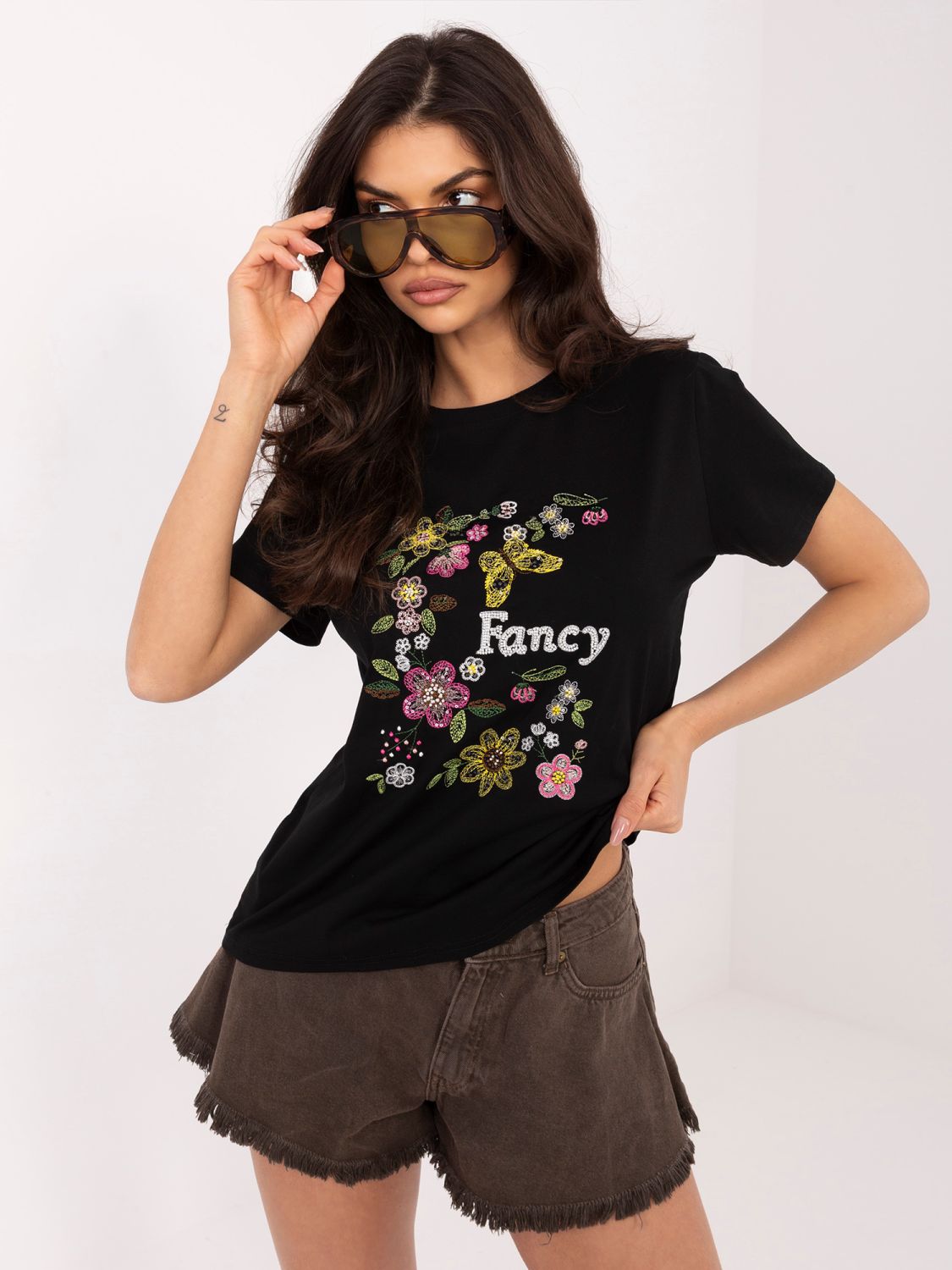 Czarny t-shirt z aplikacją i haftem