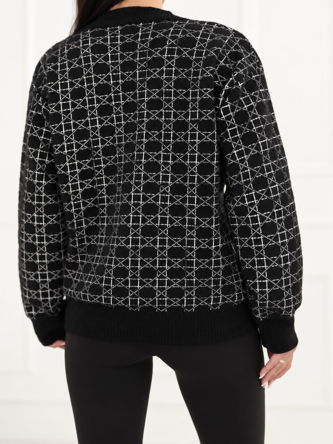 Elegancki czarny kardigan w geometryczny wzór