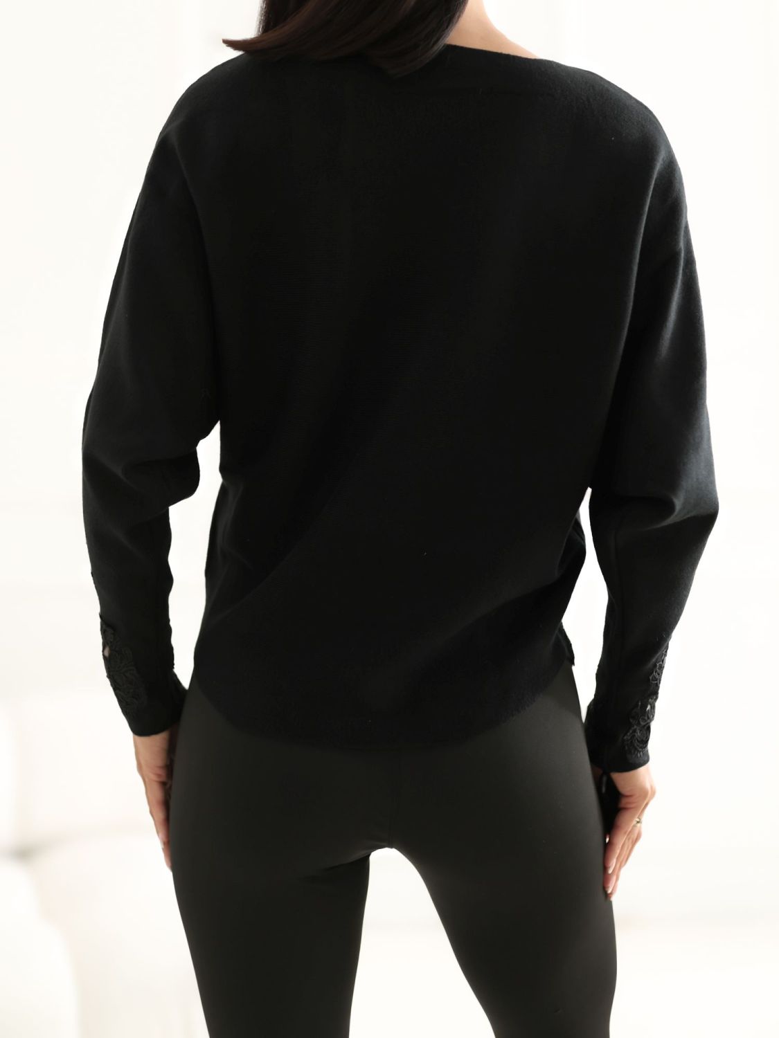 Elegancki czarny sweter z koronką