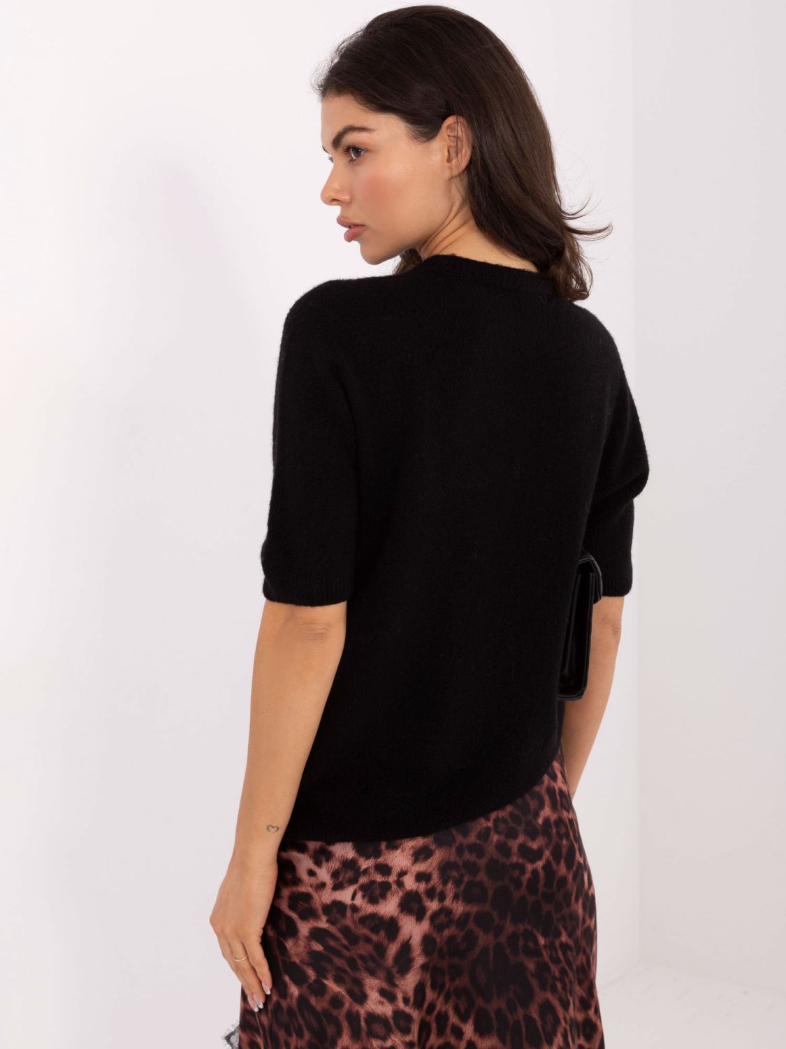 Czarny sweter z krótkim rękawem i okrągłym dekoltem