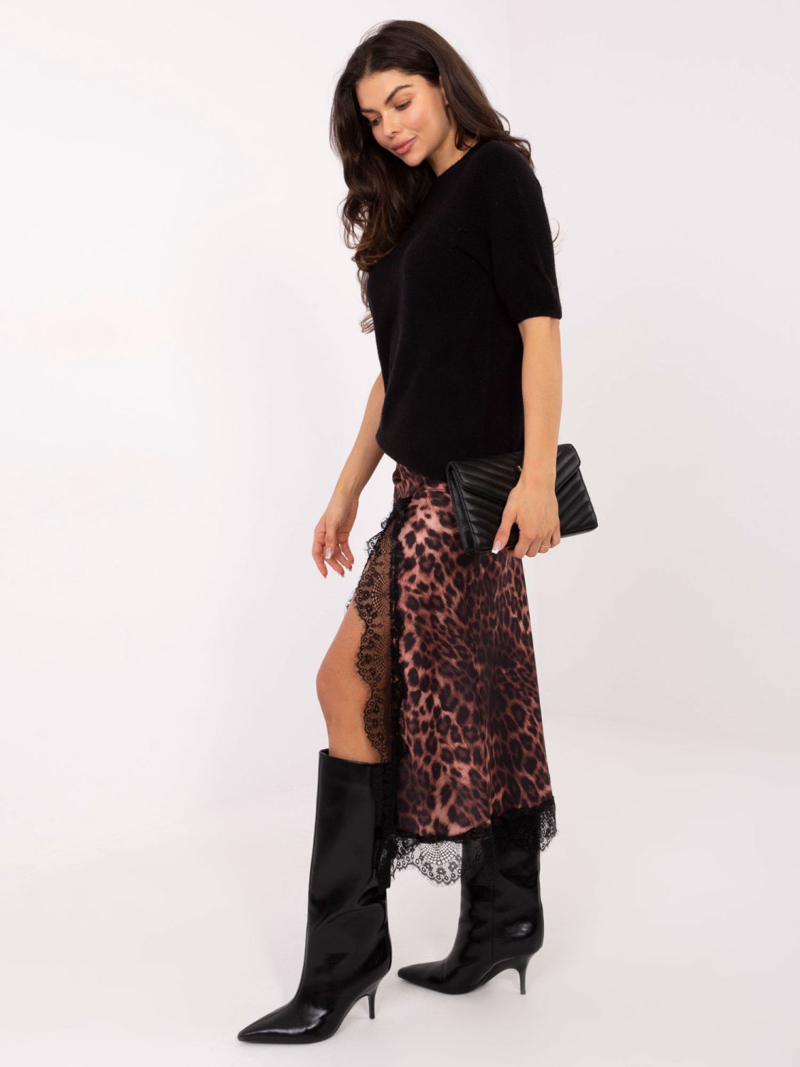 Czarny sweter z krótkim rękawem i okrągłym dekoltem