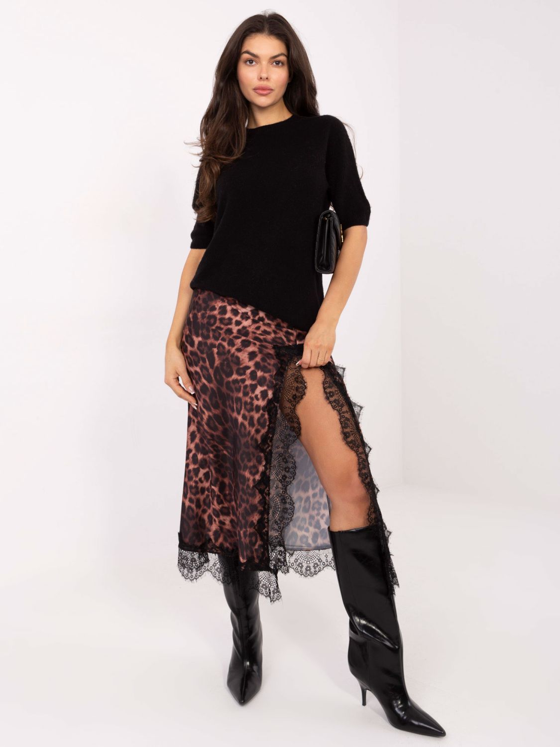 Czarny sweter z krótkim rękawem i okrągłym dekoltem