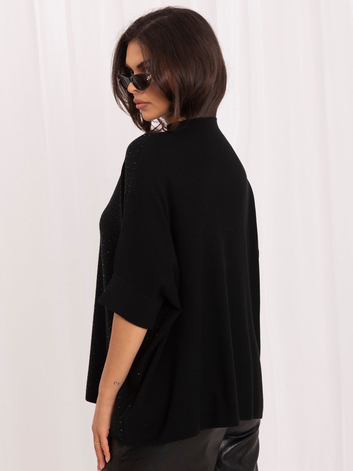 Elegancki czarny sweter z aplikacją i półgolfem