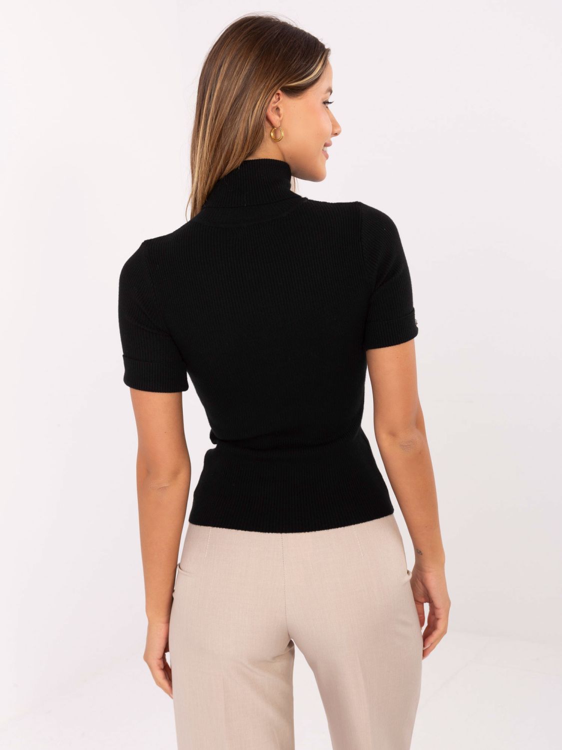 Elegancki czarny sweter z golfem