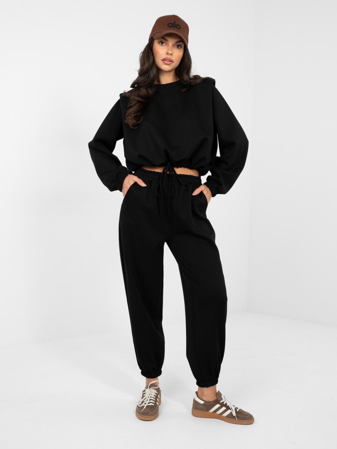 Czarny damski komplet z wiązaniem i poduszkami na ramionach