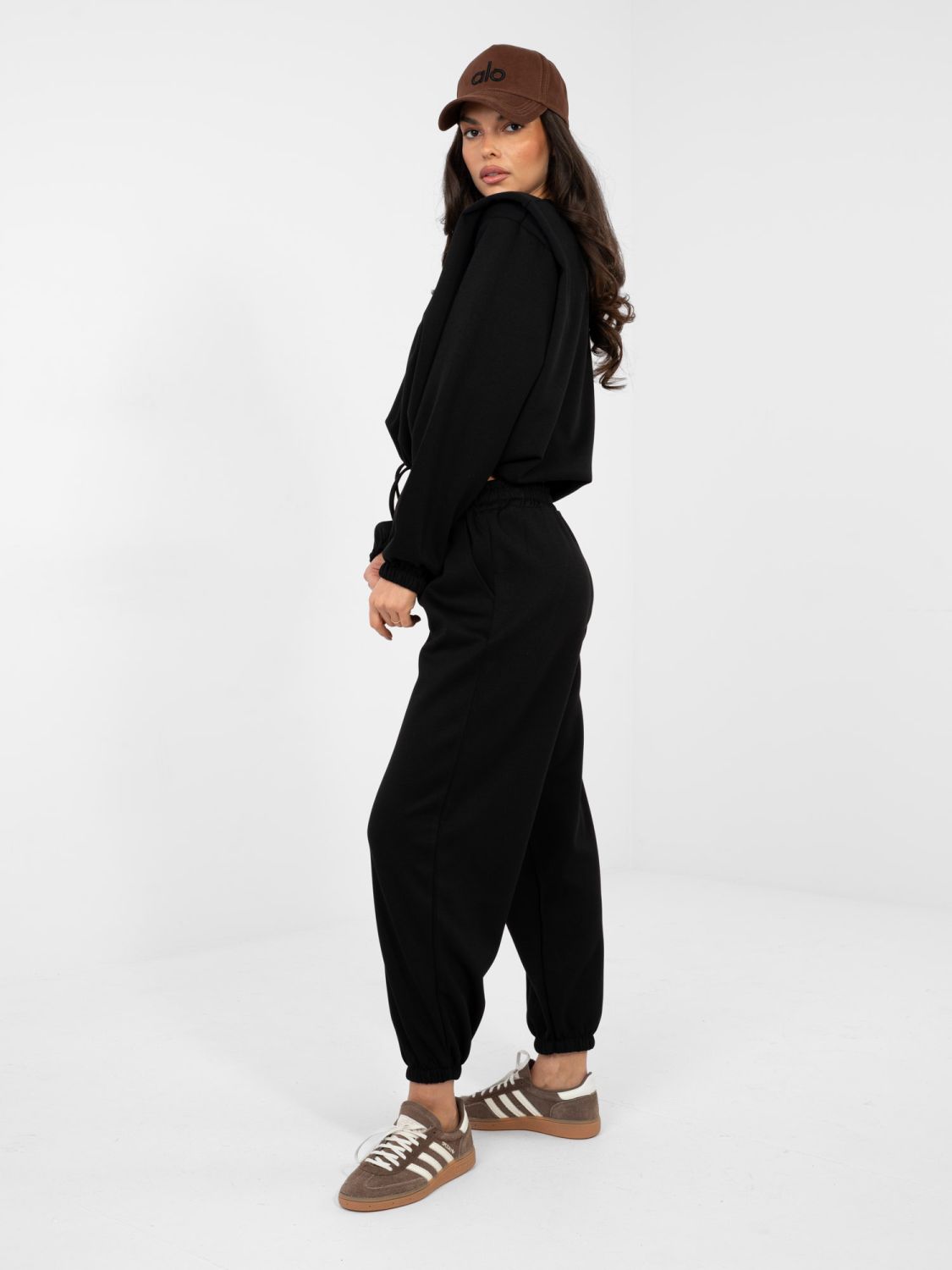 Czarny damski komplet z wiązaniem i poduszkami na ramionach