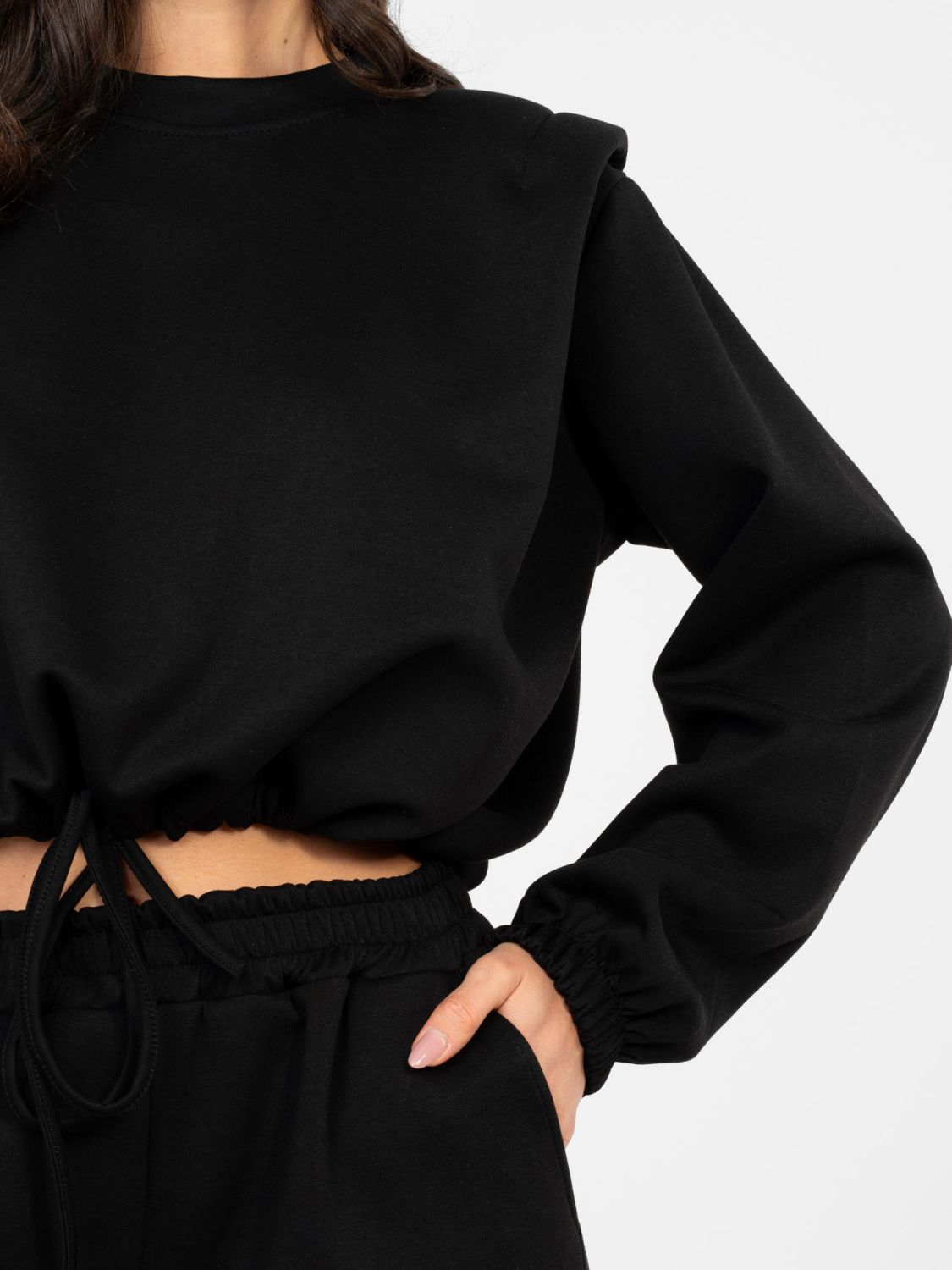 Czarny damski komplet z wiązaniem i poduszkami na ramionach