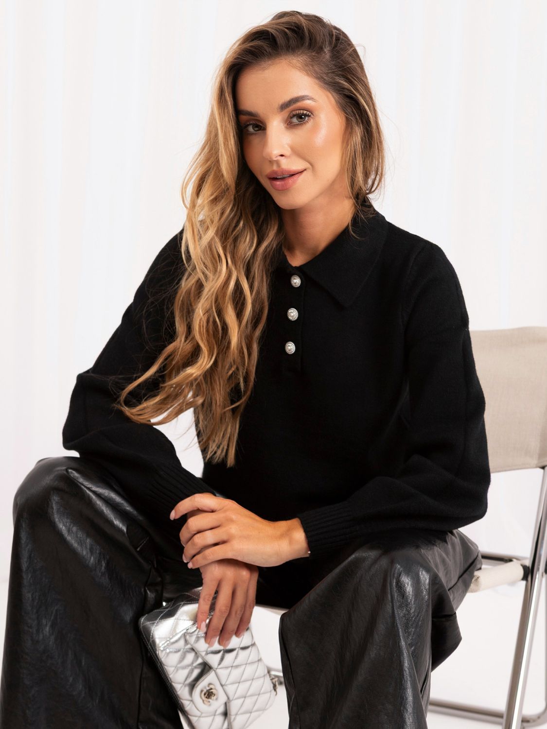 Czarny elegancki sweter polo z kołnierzykiem i guzikami