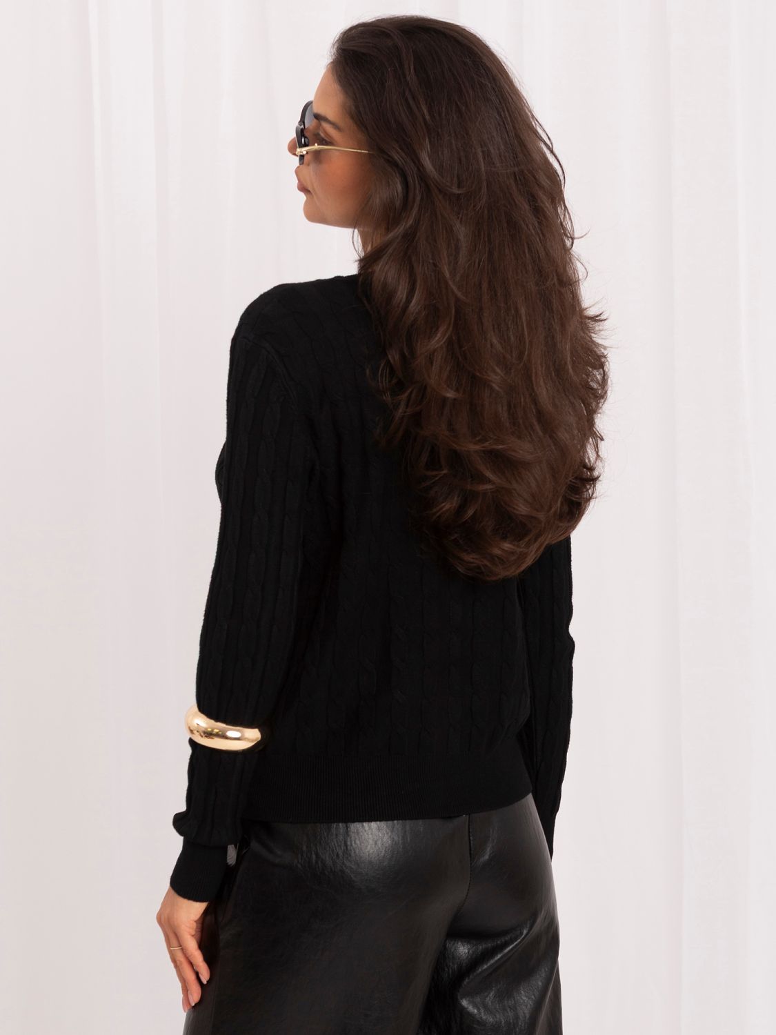Elegancki czarny sweter z guzikami