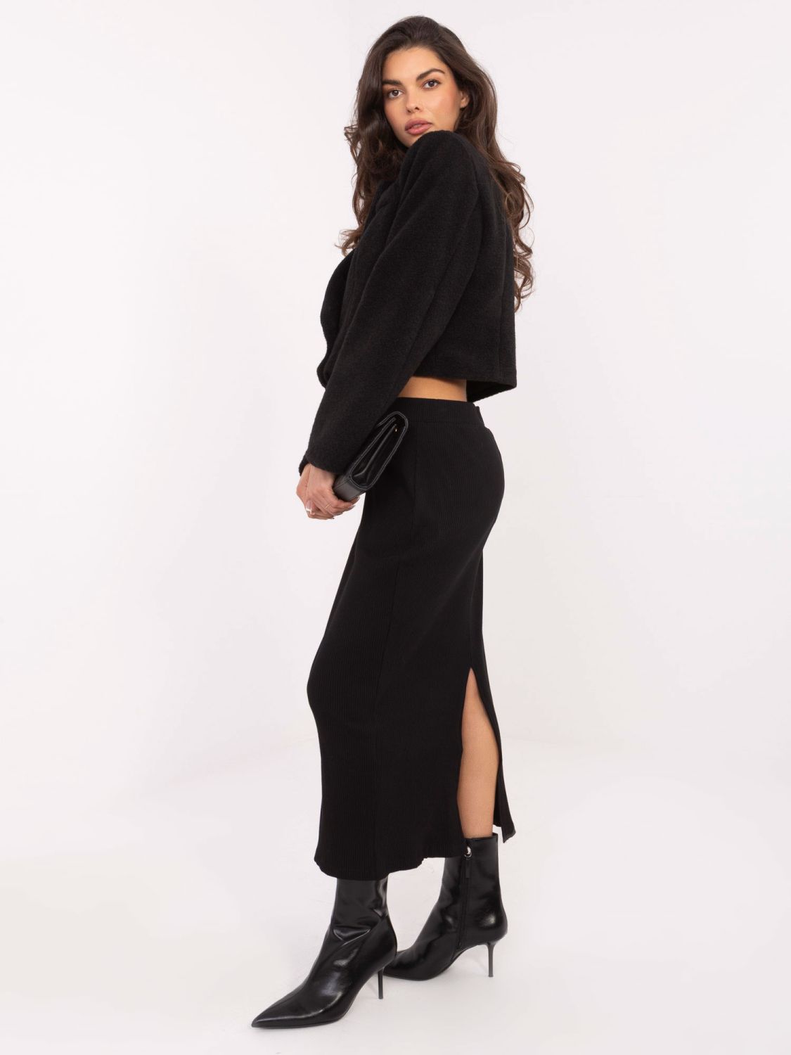 Krótki elegancki czarny płaszcz z podszewką