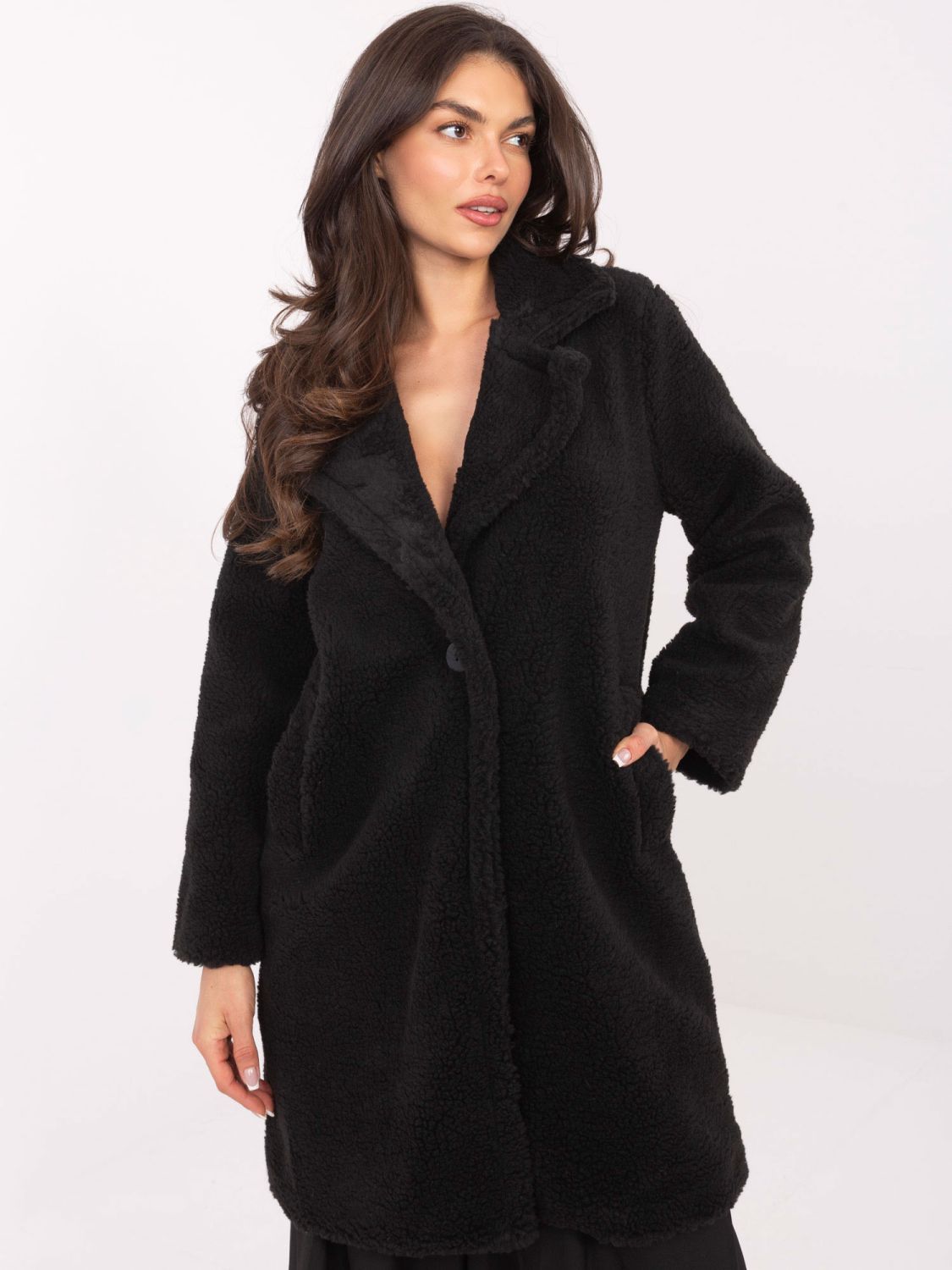 Czarny płaszcz damski z podszewką i kieszeniami