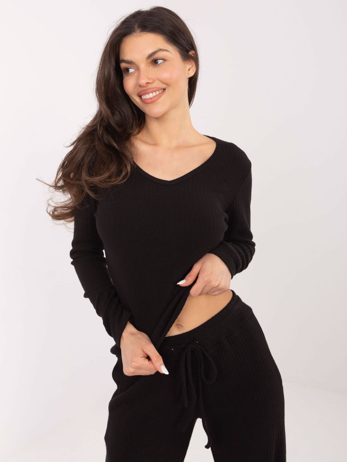 Czarny prążkowany sweter z dekoltem V