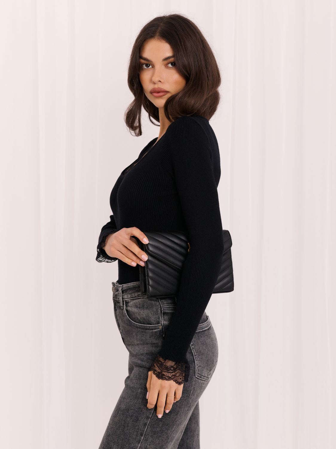 Czarny elegancki sweter z koronką
