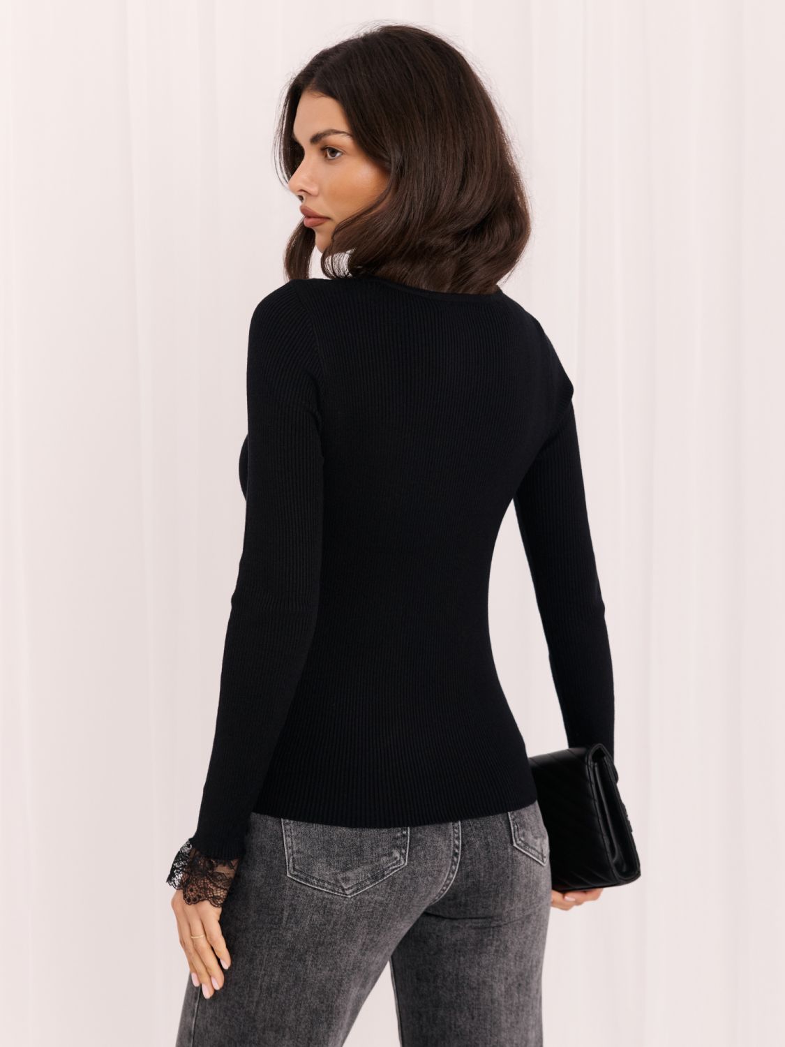 Czarny elegancki sweter z koronką