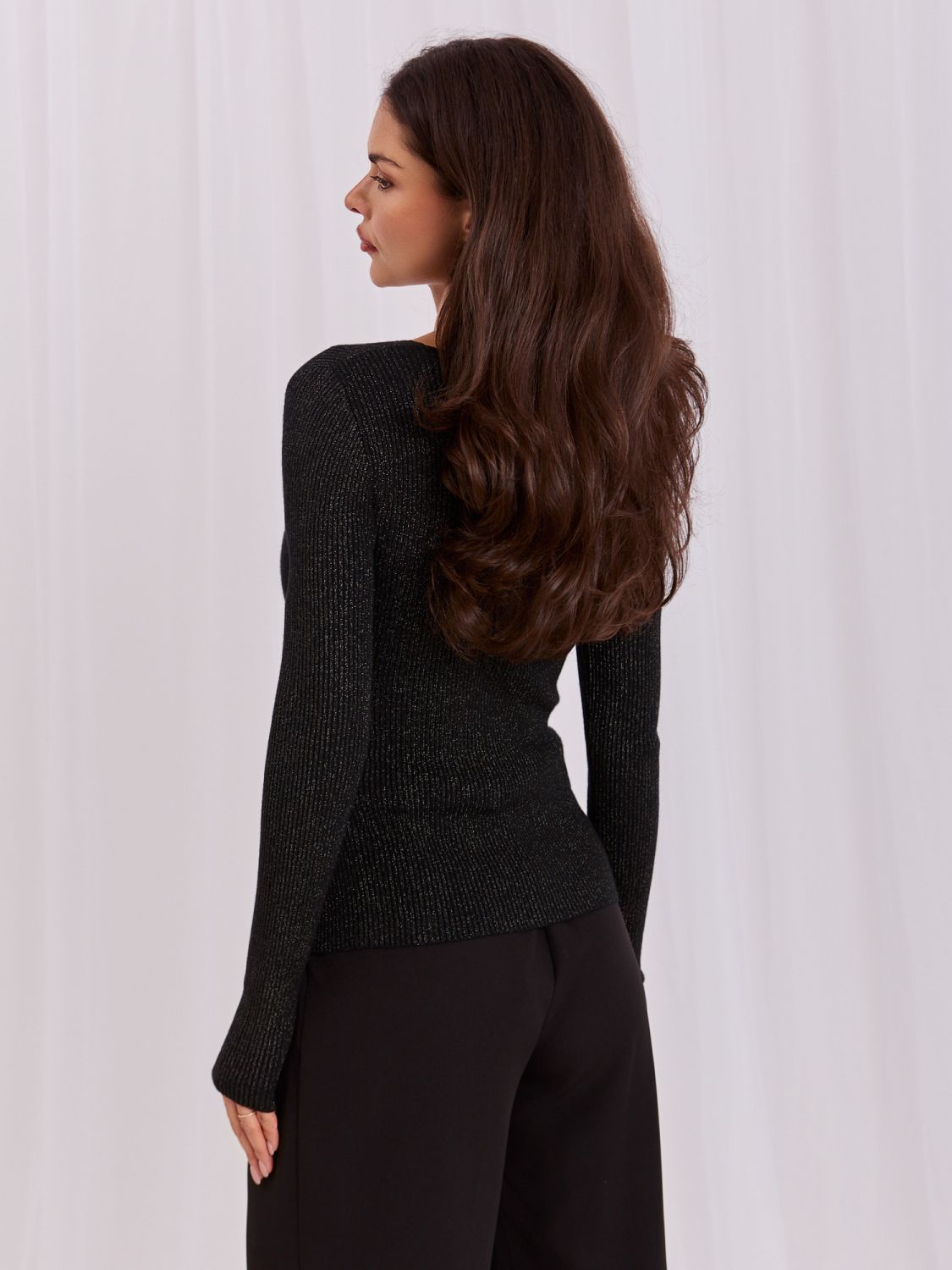 Elegancki czarny sweter z kopertowym dekoltem