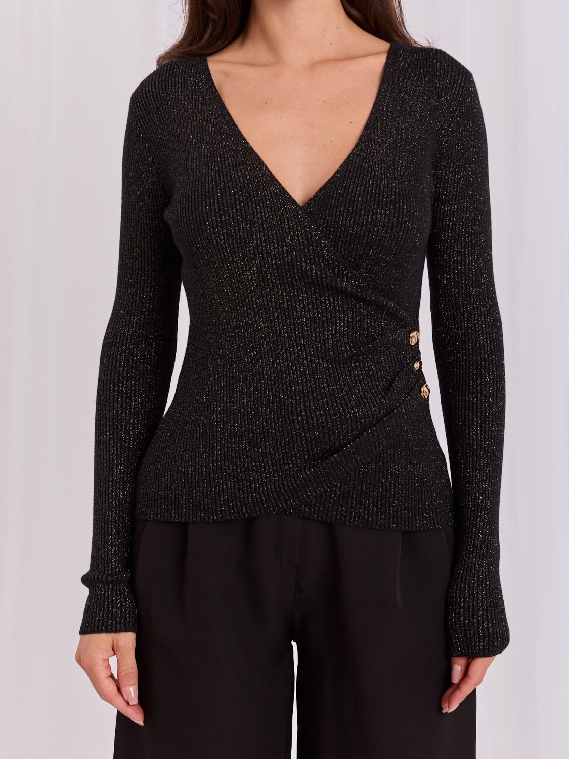 Elegancki czarny sweter z kopertowym dekoltem