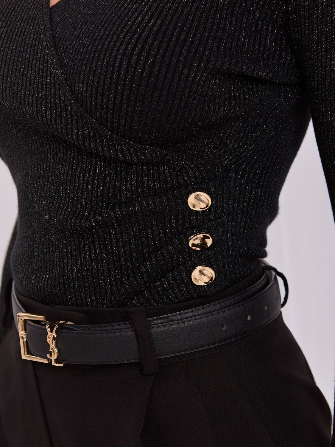 Elegancki czarny sweter z kopertowym dekoltem