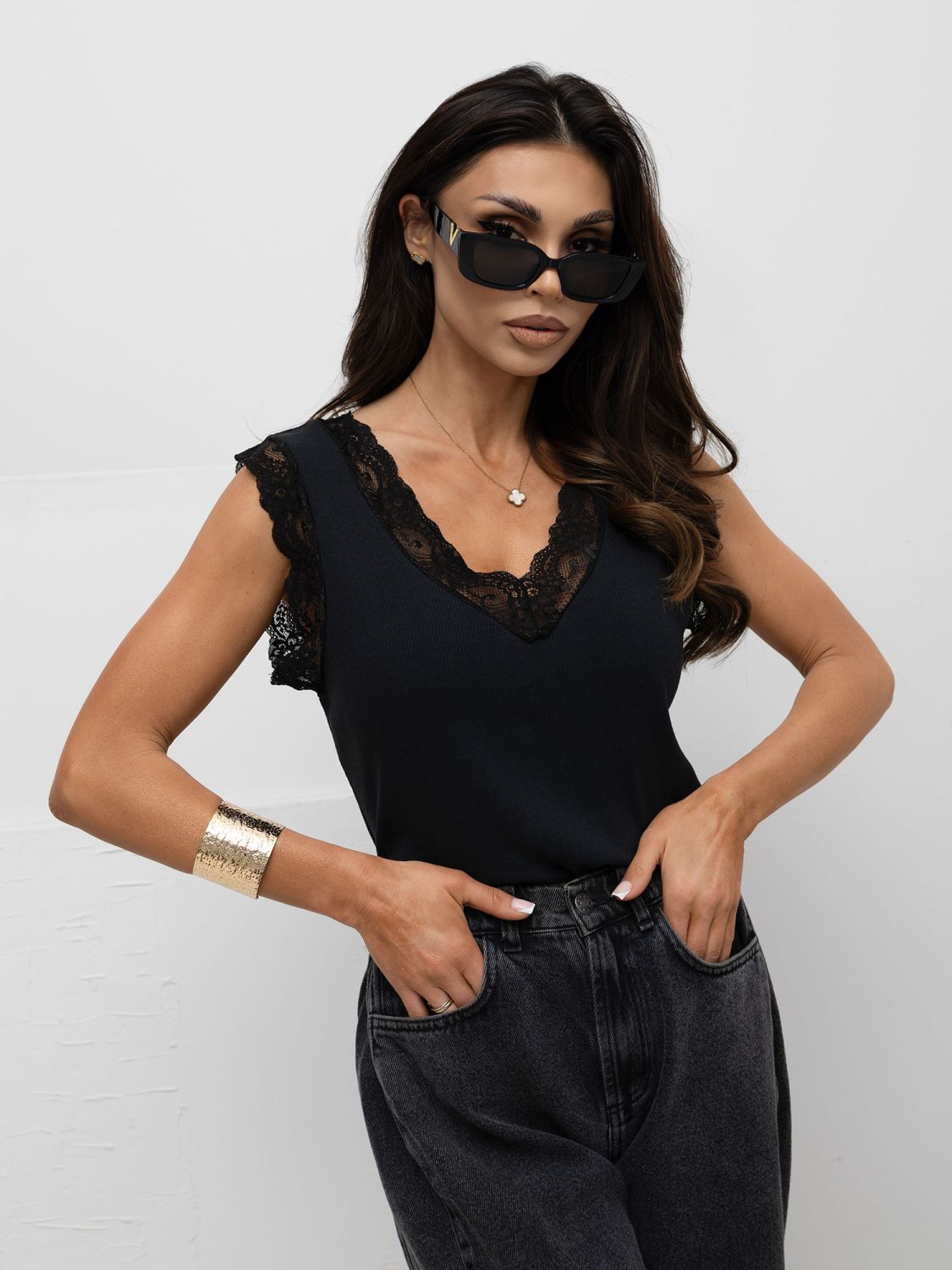 Czarny prążkowany top z koronką i dekoltem w serek