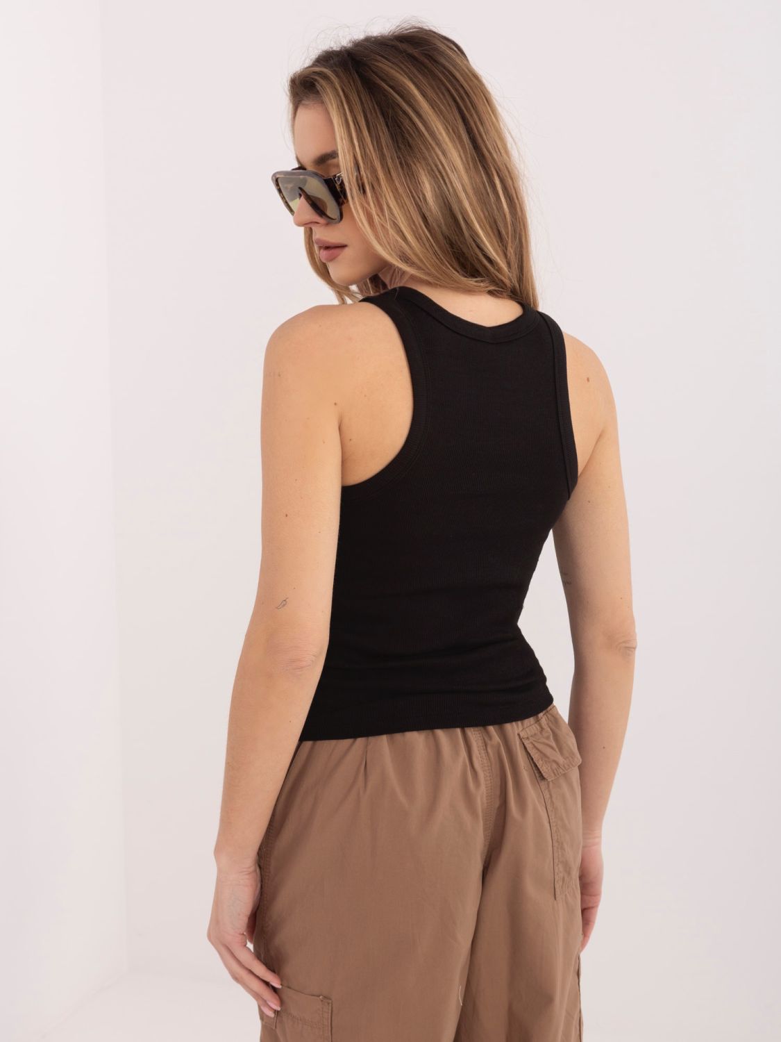 Czarny bawełniany top z haftem i napisem