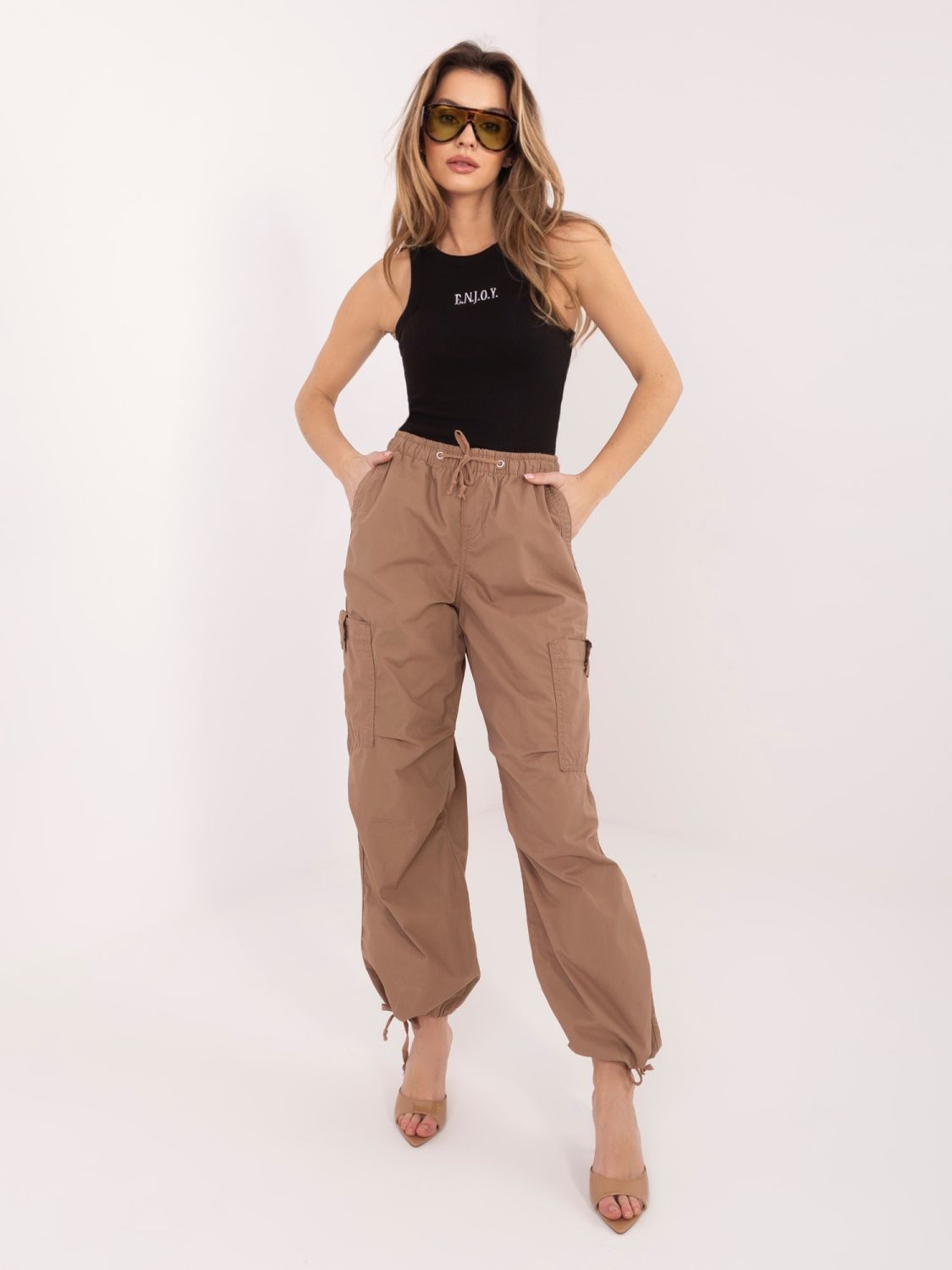 Czarny bawełniany top z haftem i napisem